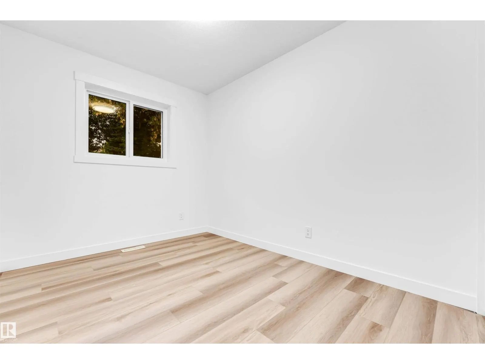 4805 44 Ave