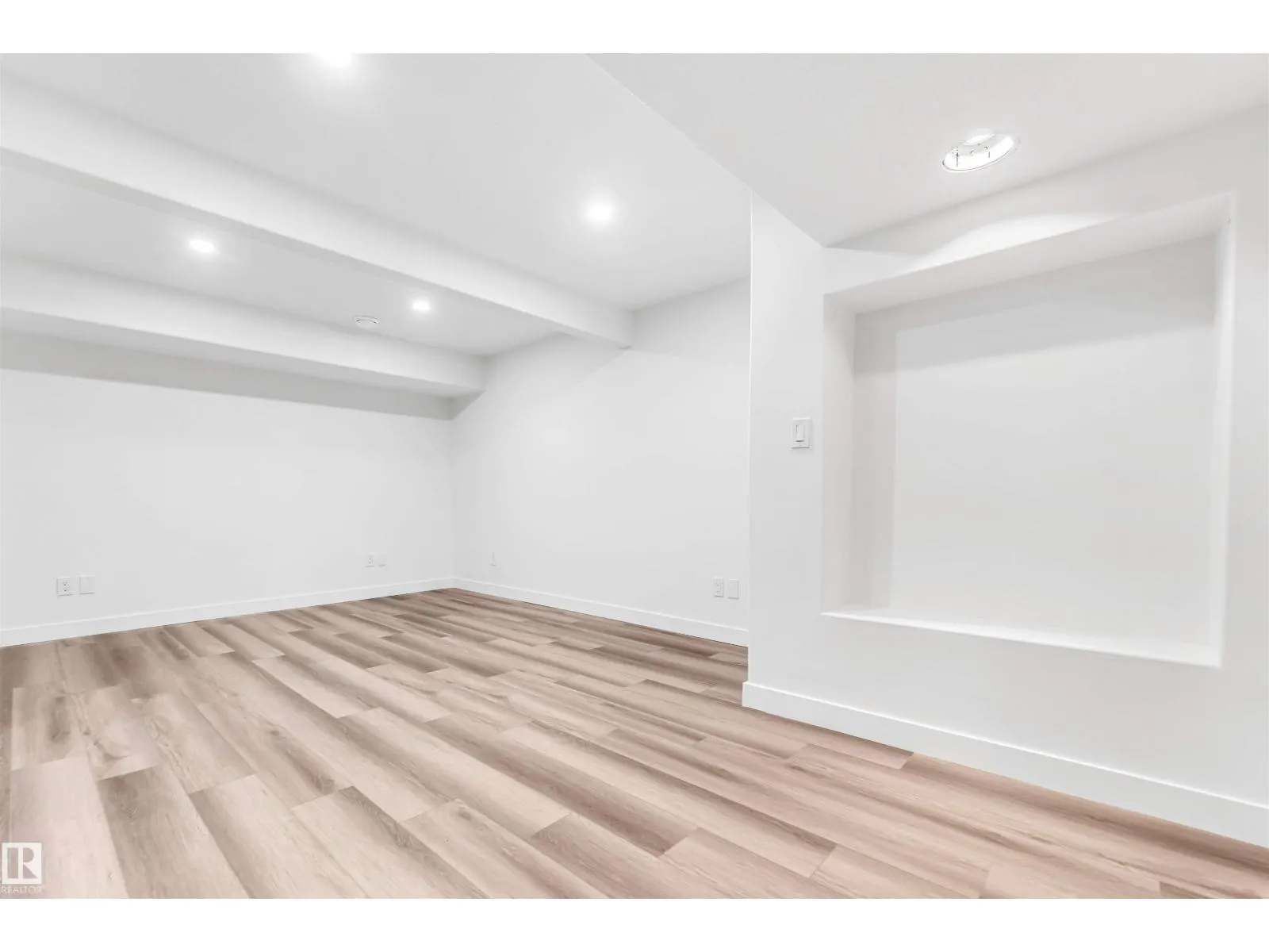 4805 44 Ave