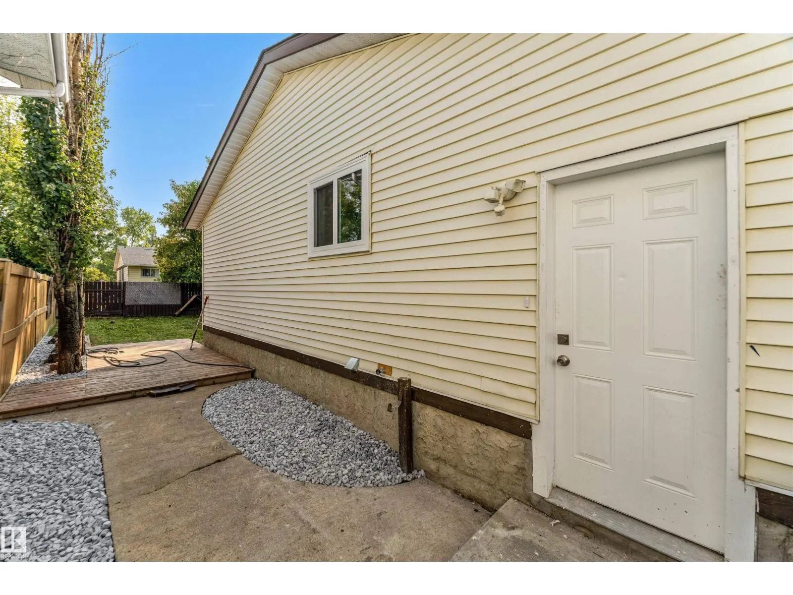 4805 44 Ave