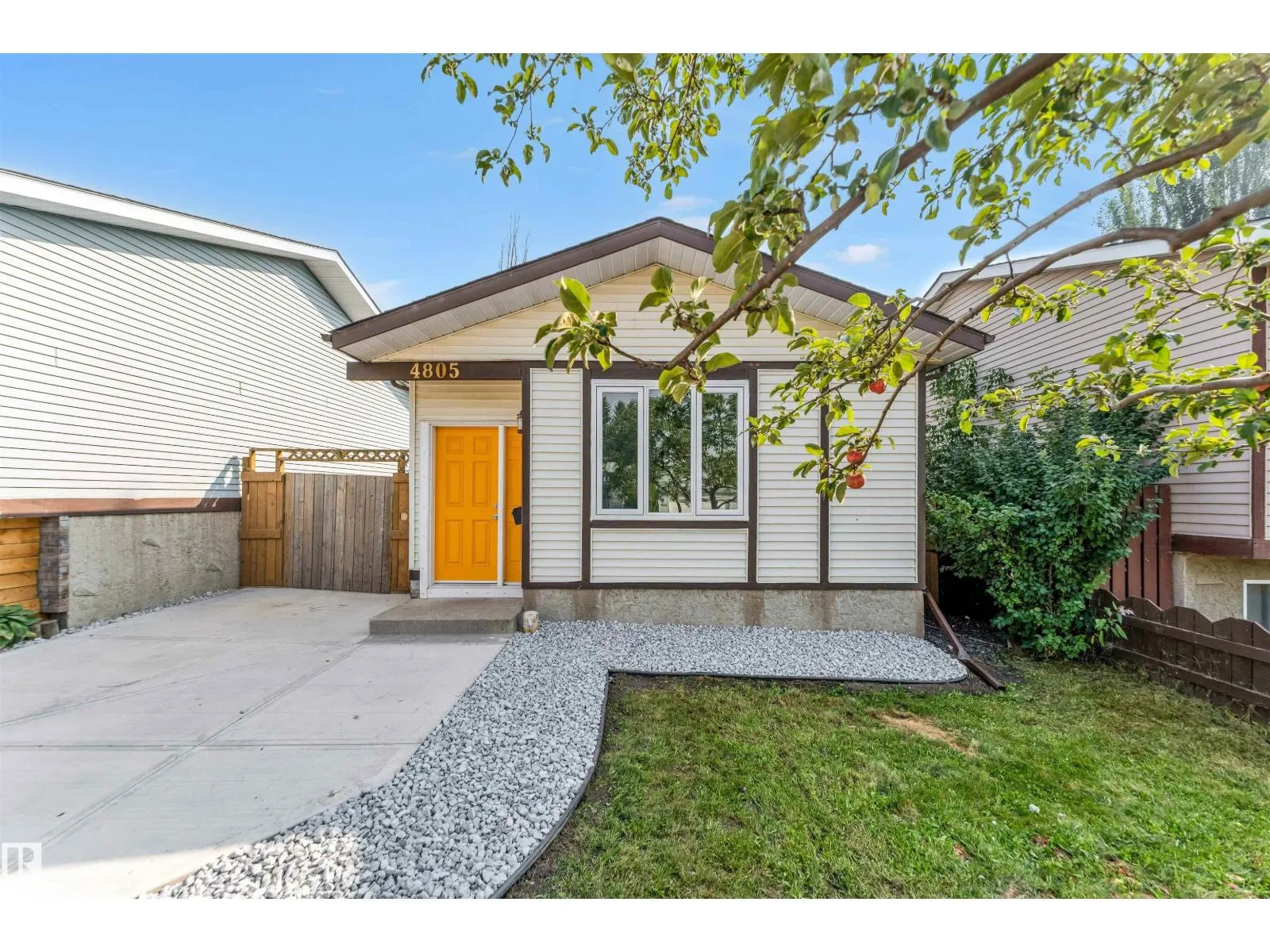 4805 44 Ave
