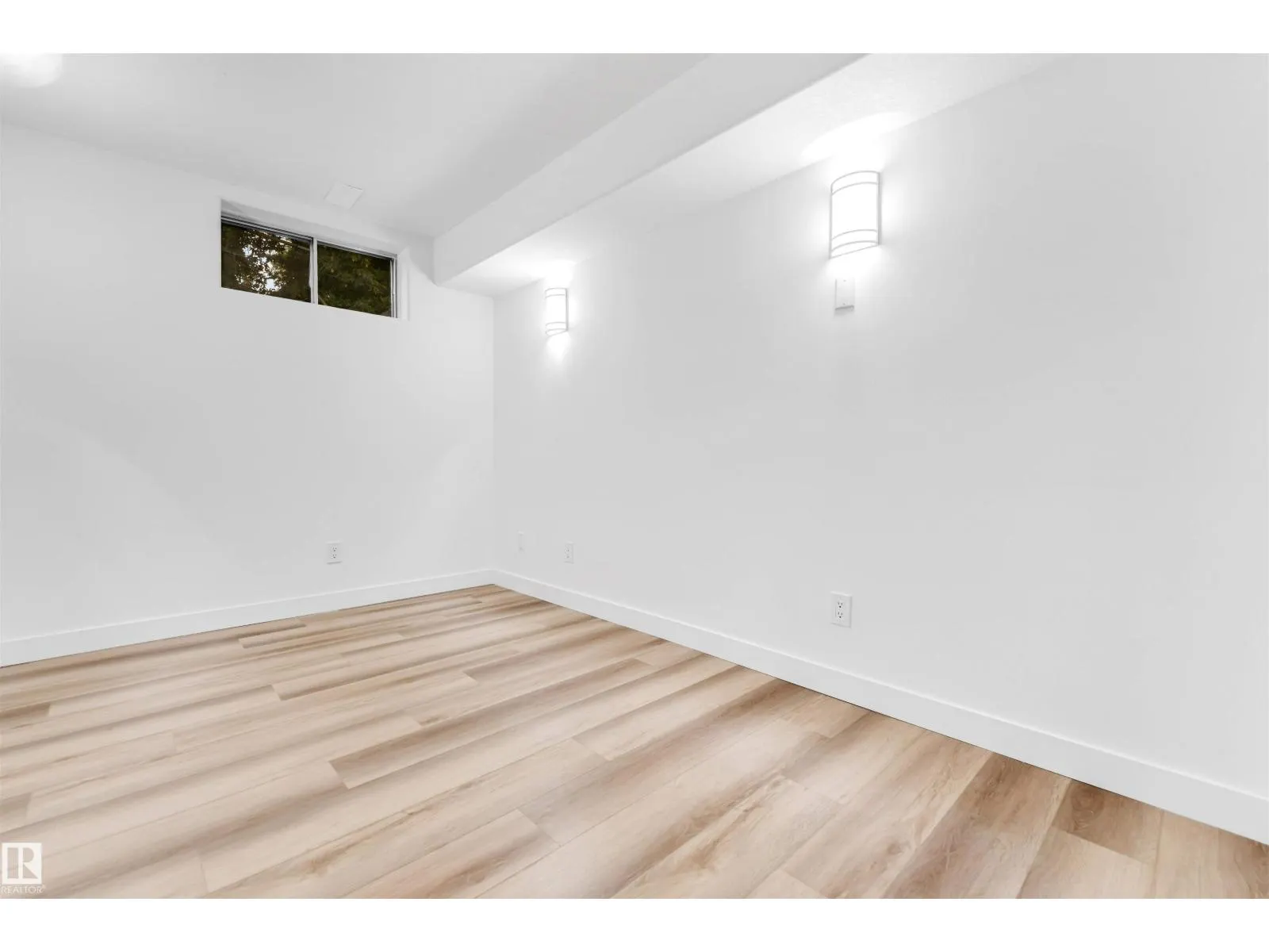 4805 44 Ave