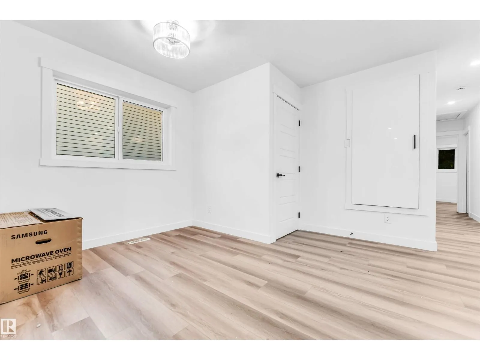4805 44 Ave