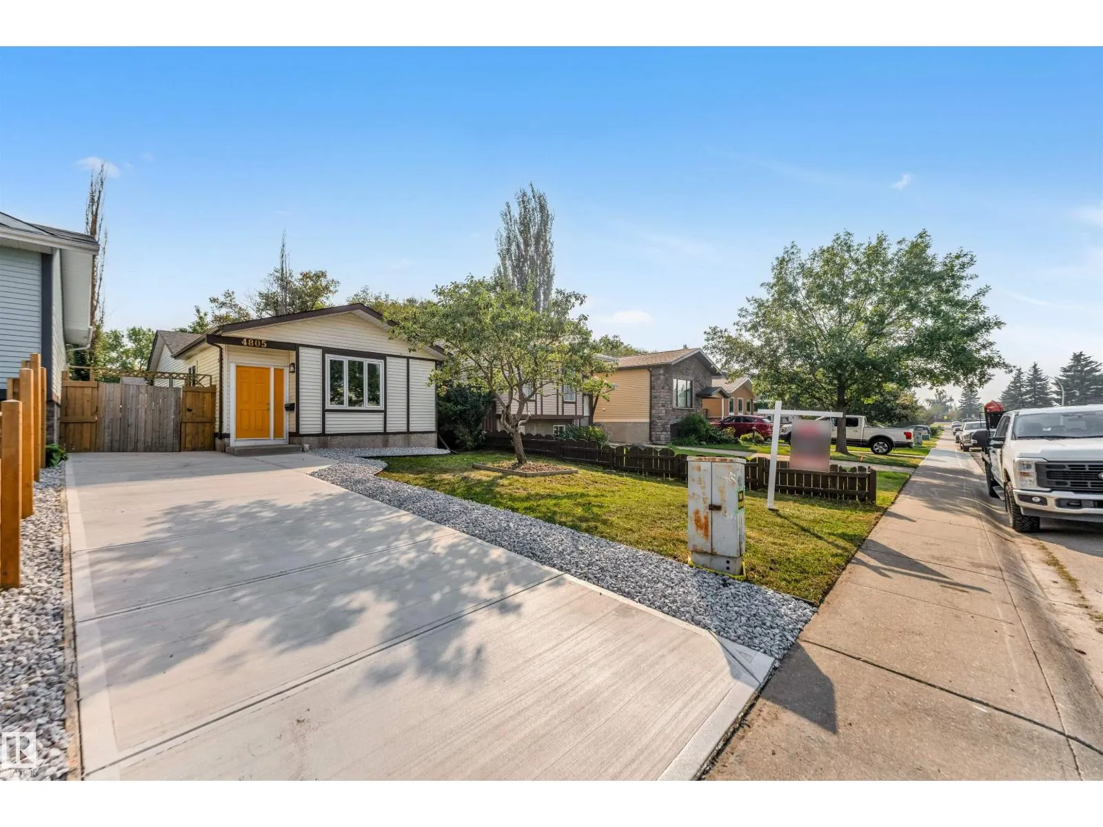 4805 44 Ave