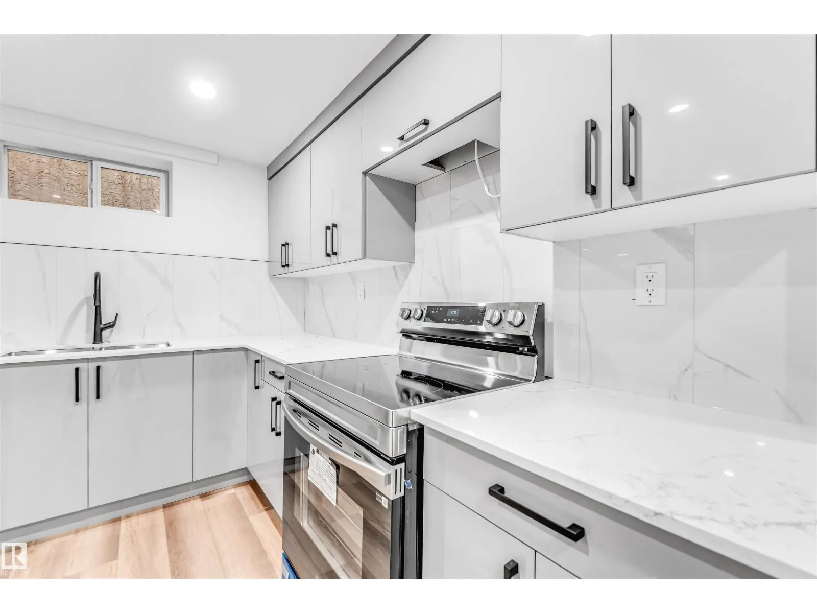 4805 44 Ave