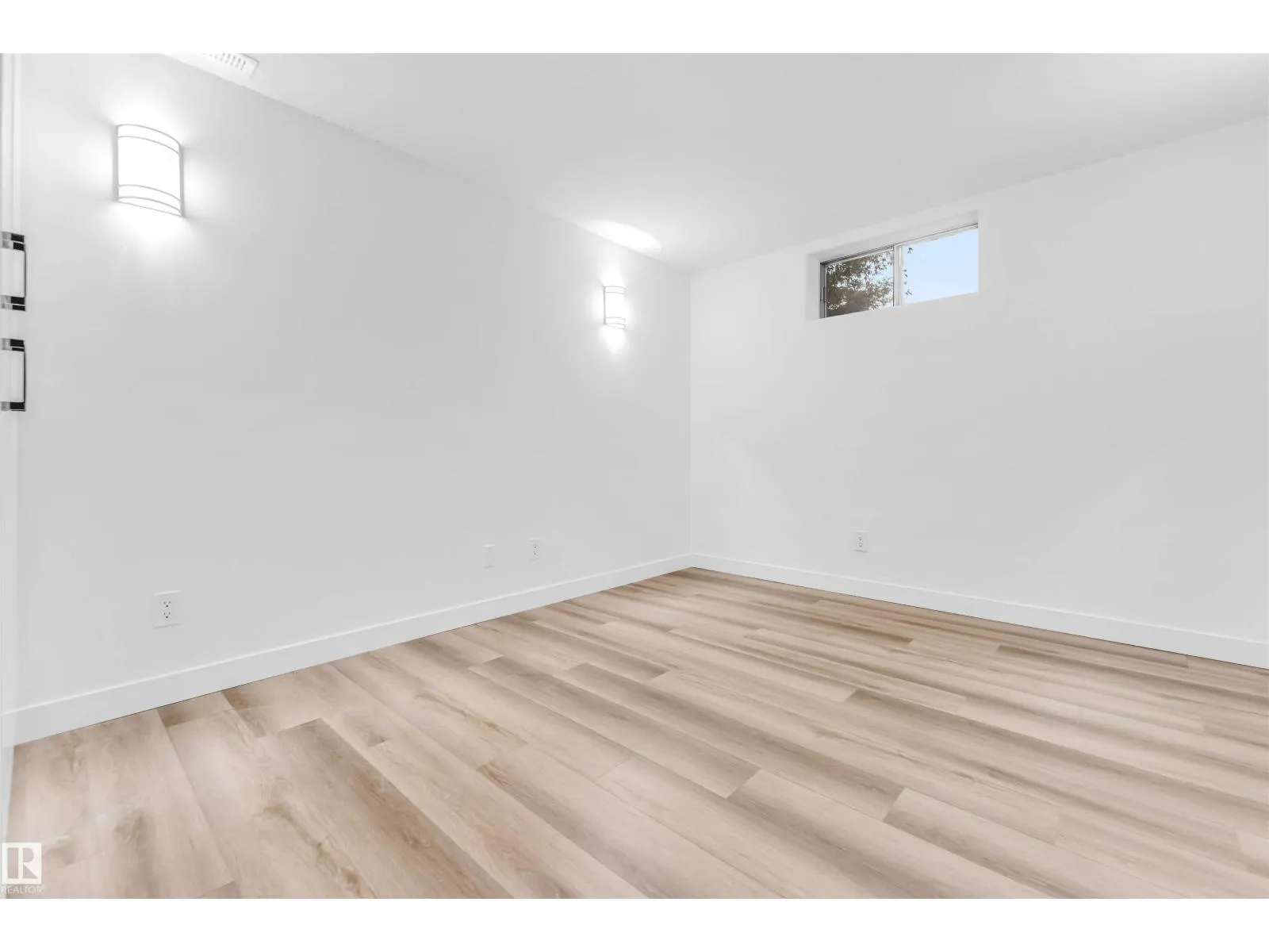 4805 44 Ave