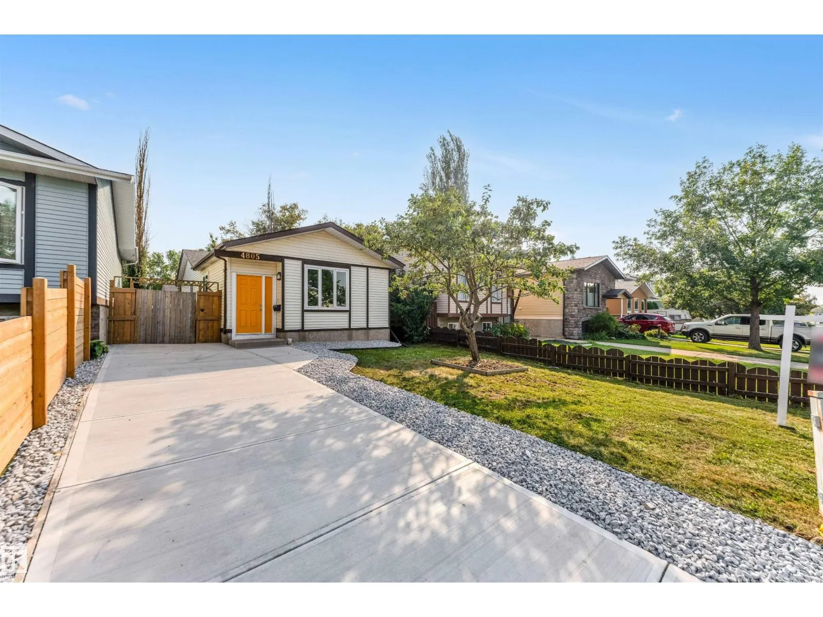 4805 44 Ave