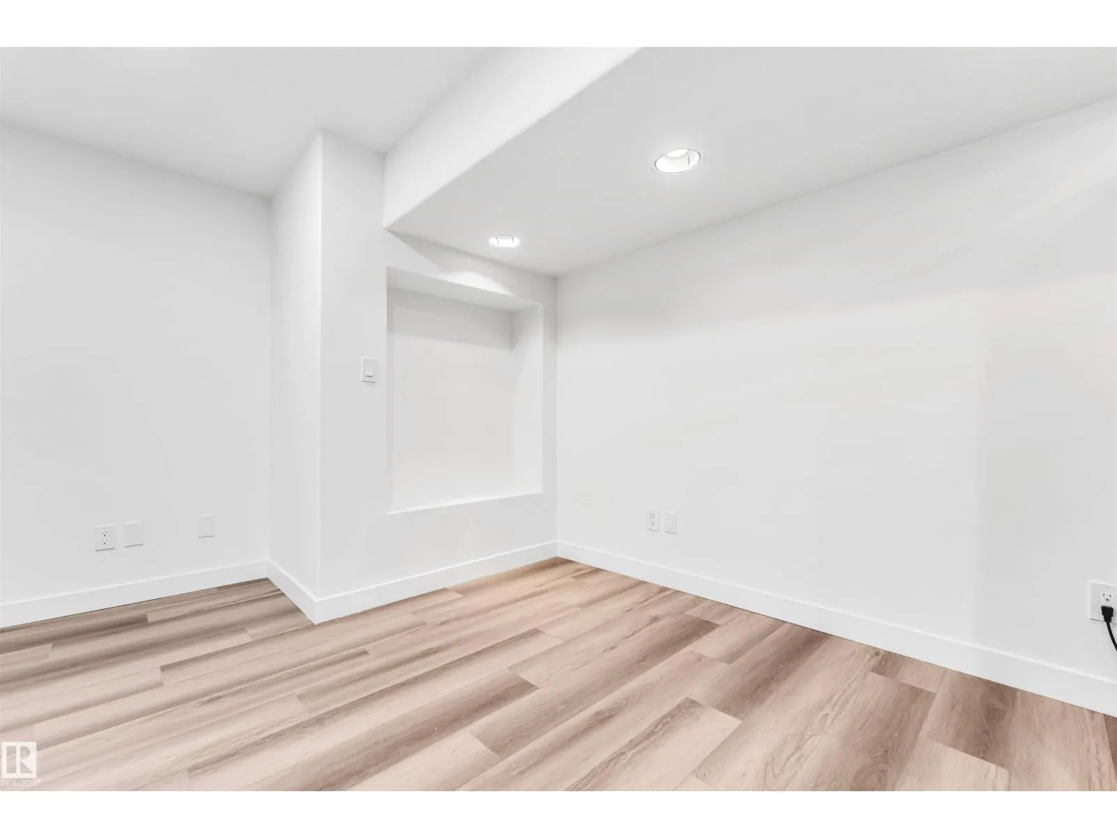 4805 44 Ave