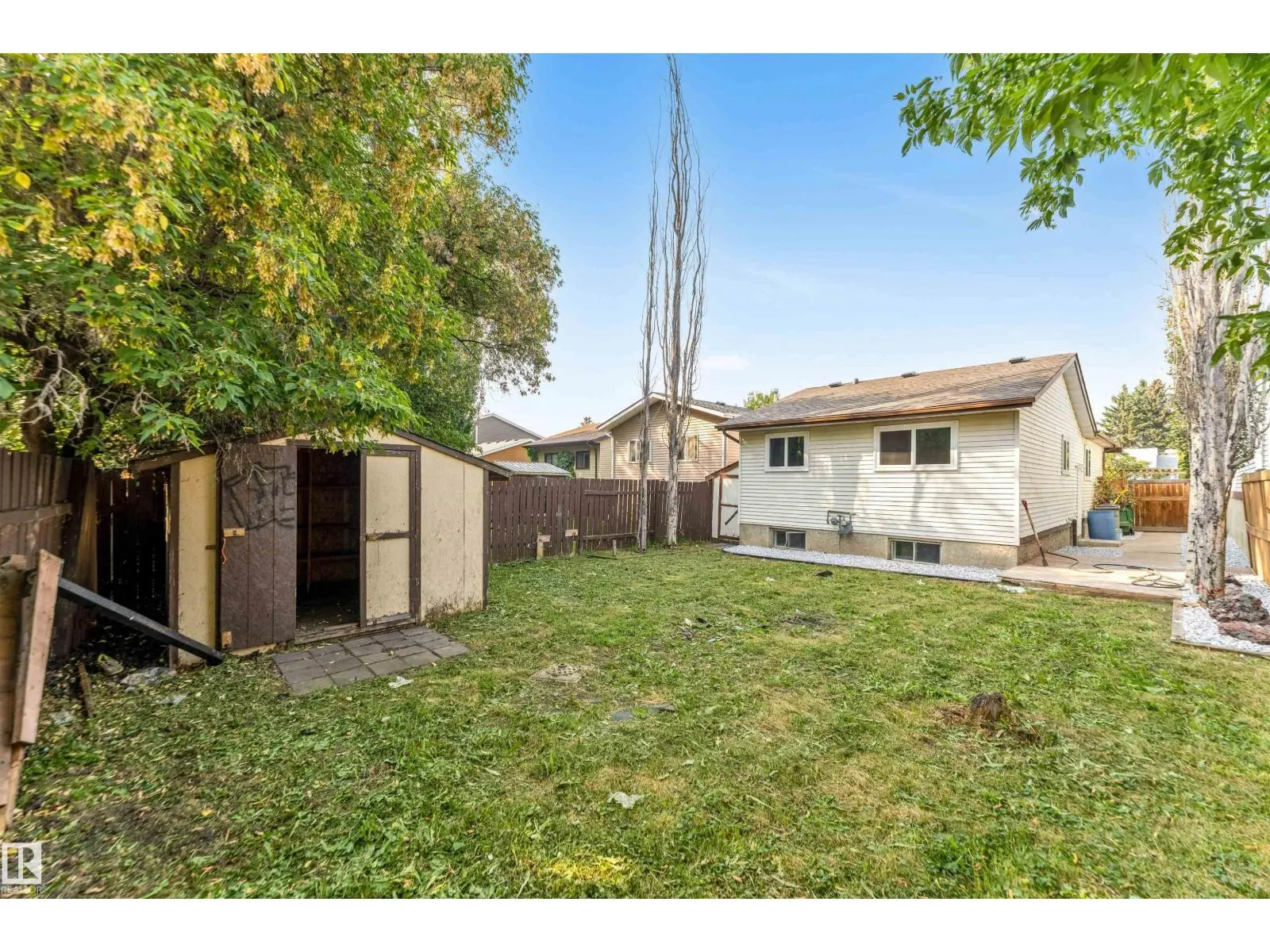 4805 44 Ave