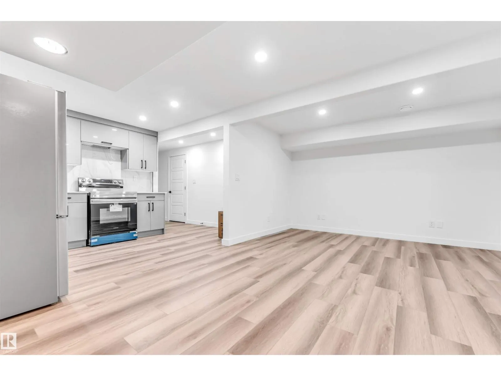 4805 44 Ave