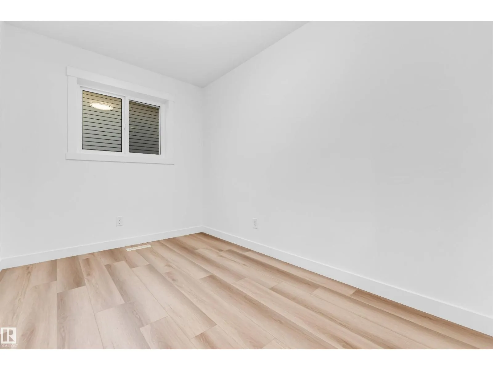 4805 44 Ave