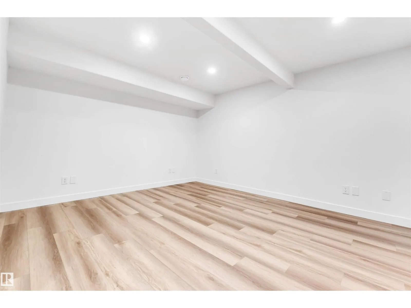 4805 44 Ave