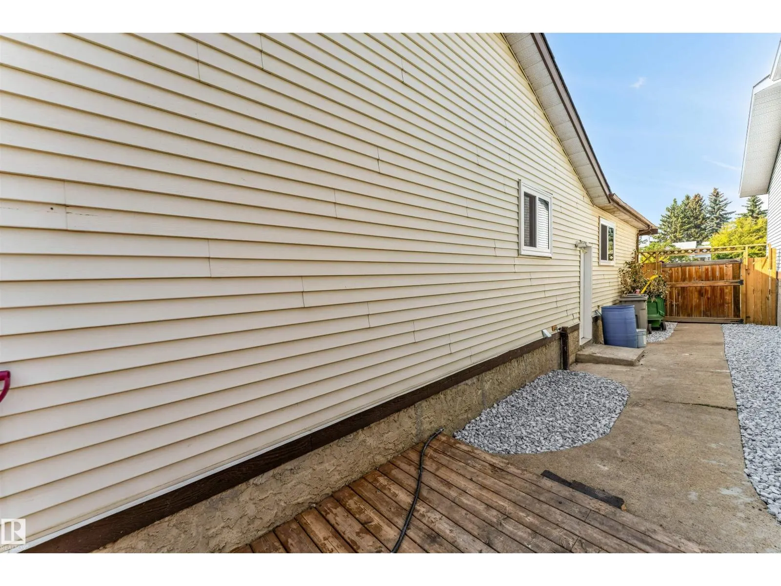 4805 44 Ave