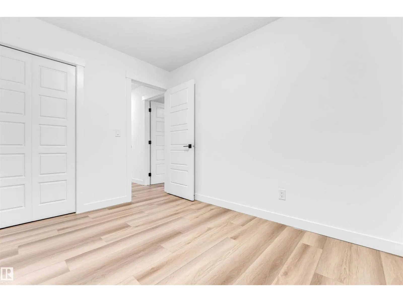 4805 44 Ave