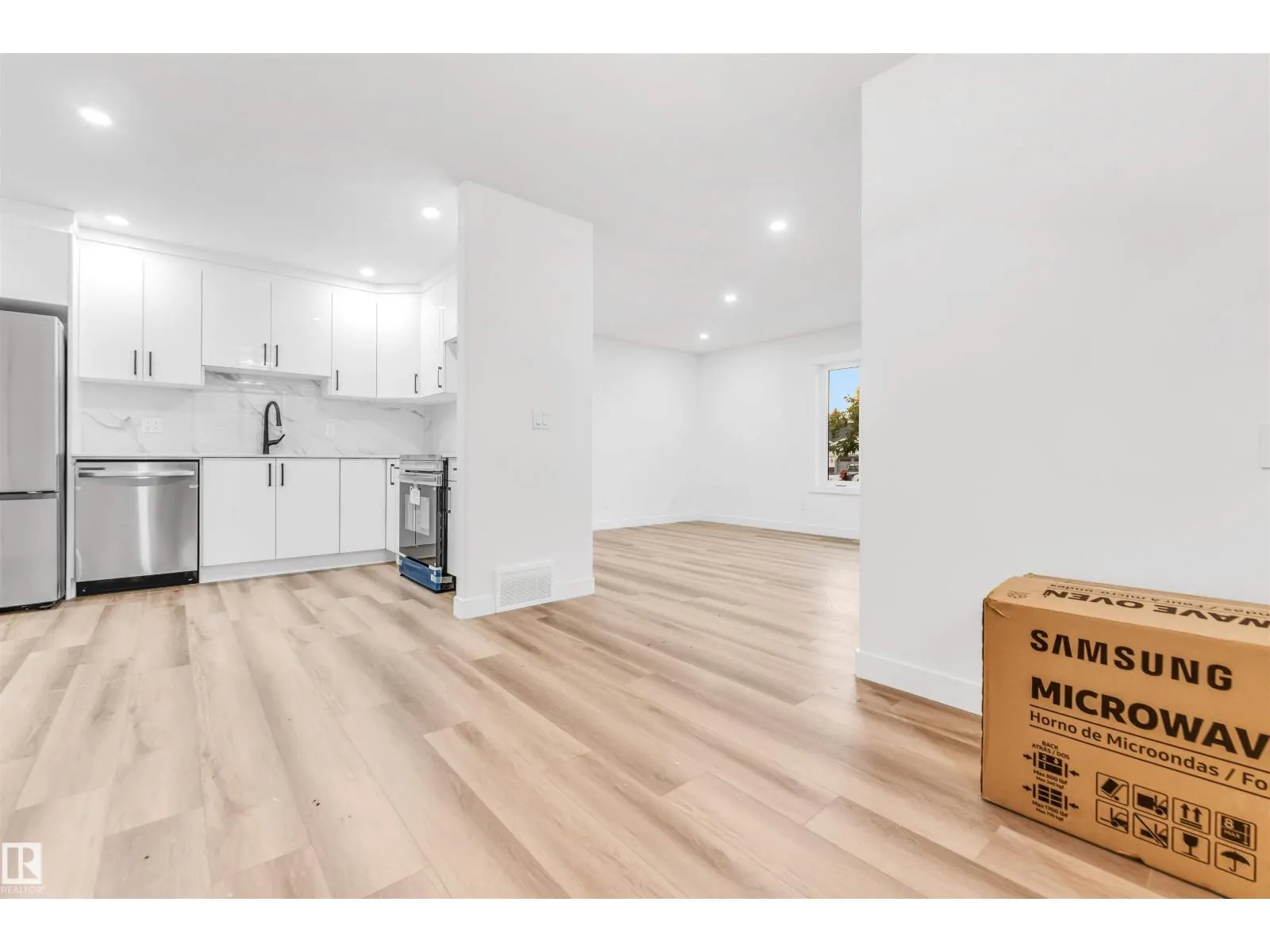 4805 44 Ave