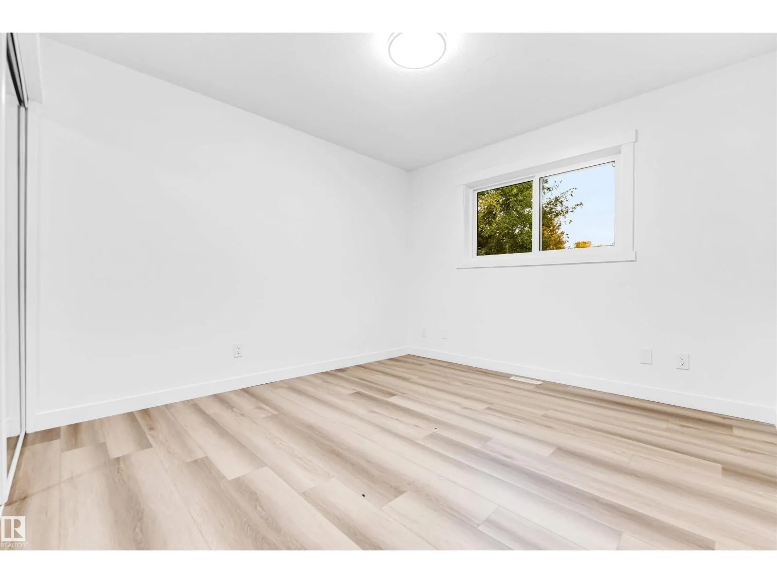 4805 44 Ave