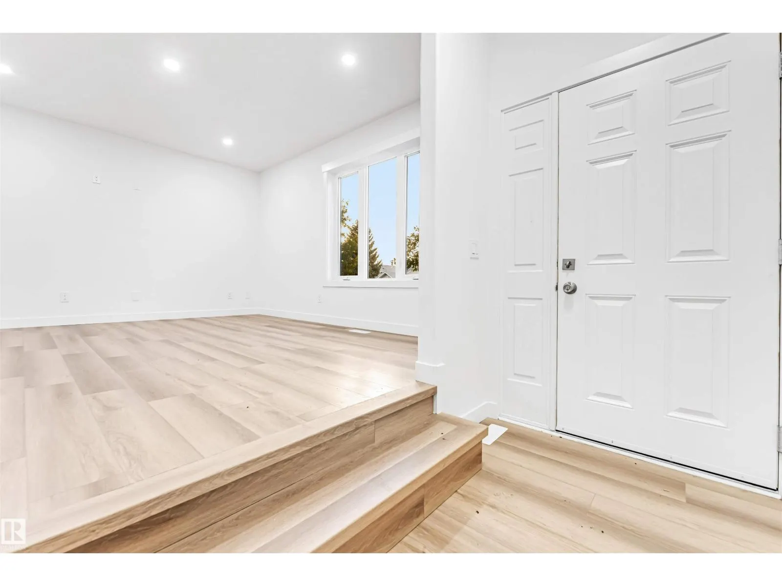 4805 44 Ave
