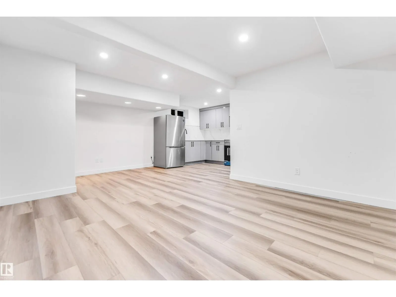 4805 44 Ave