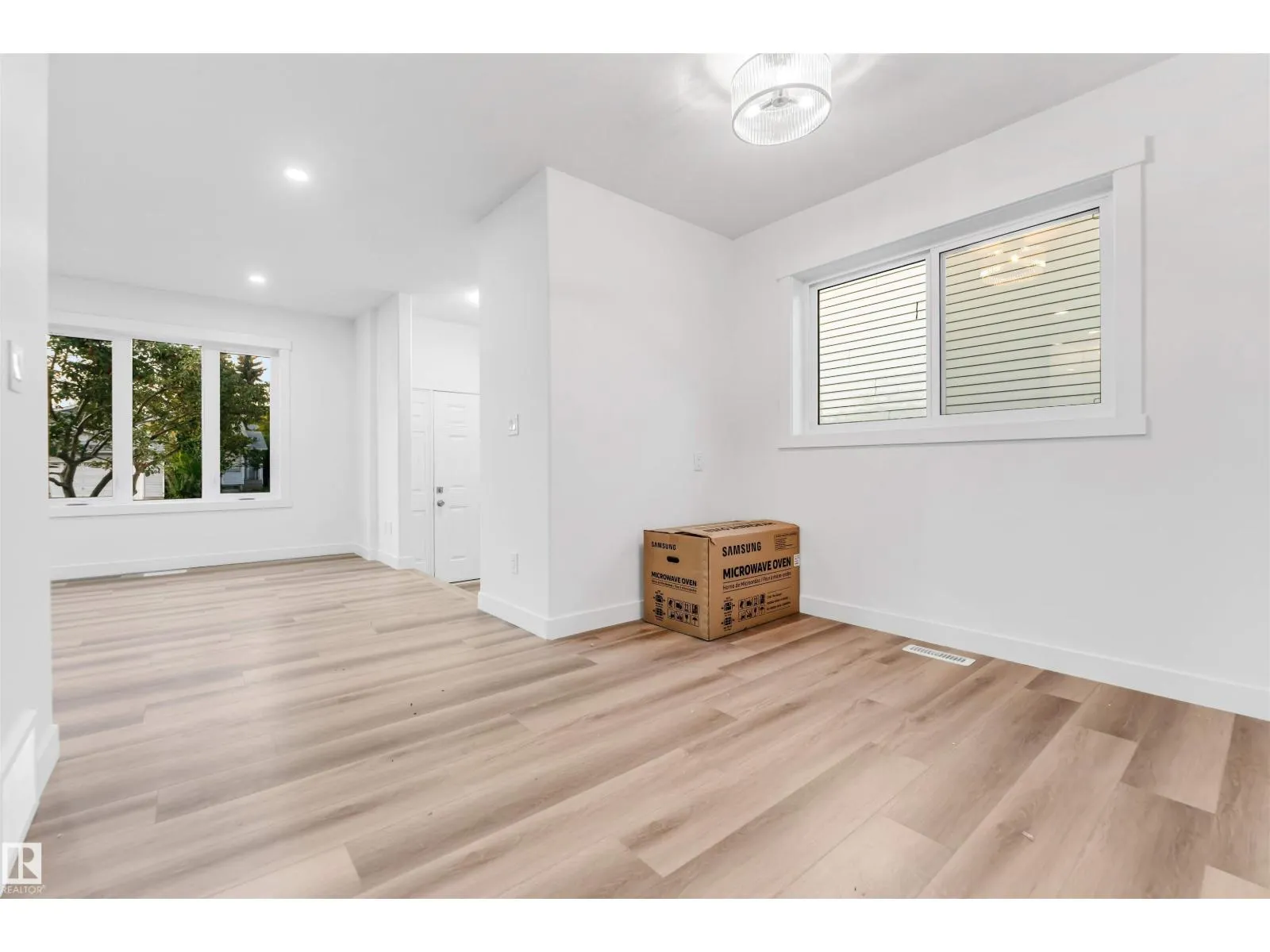 4805 44 Ave