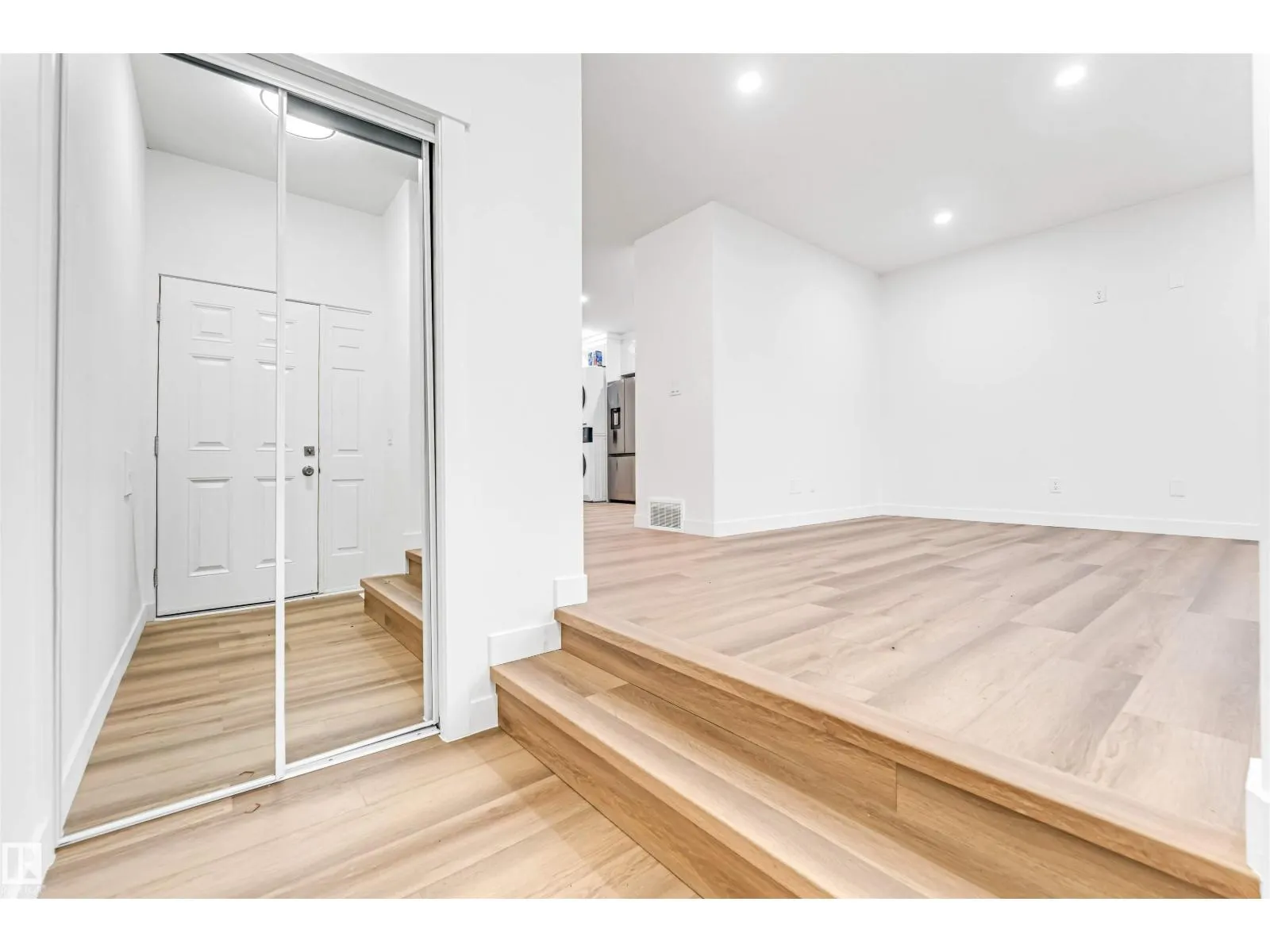 4805 44 Ave