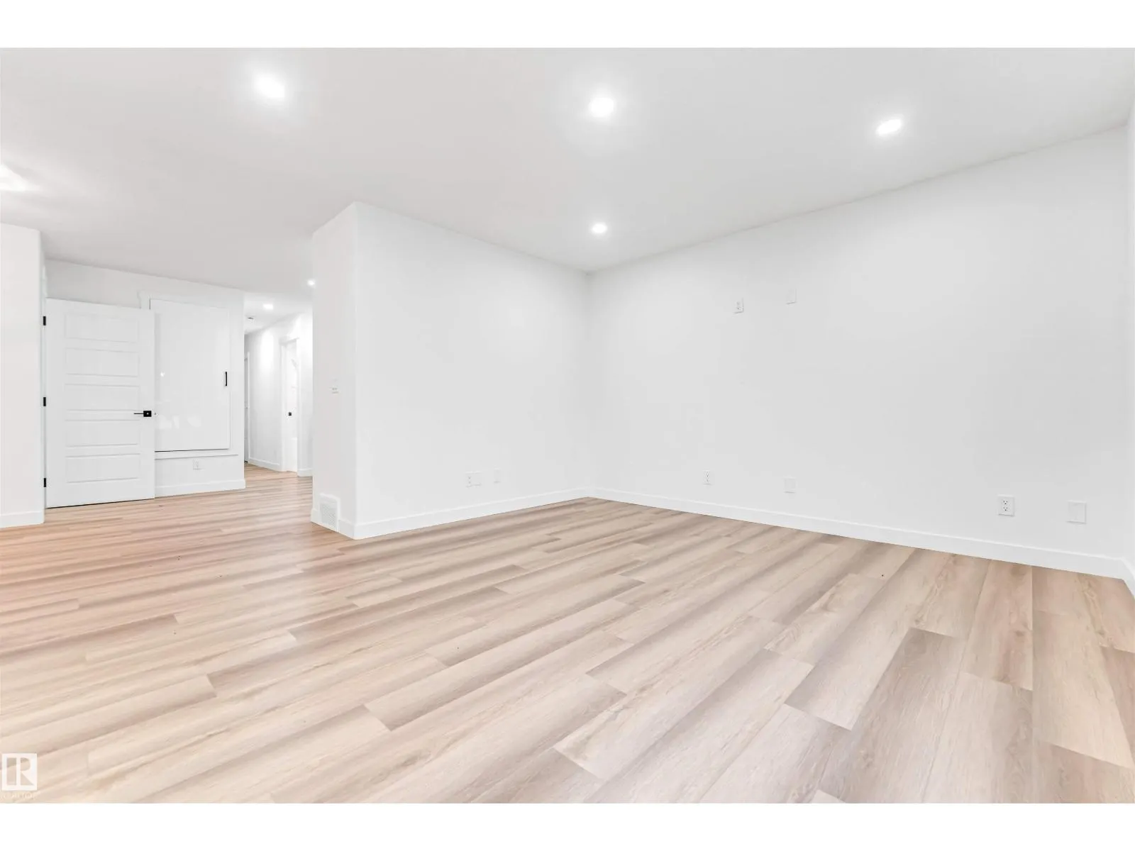 4805 44 Ave