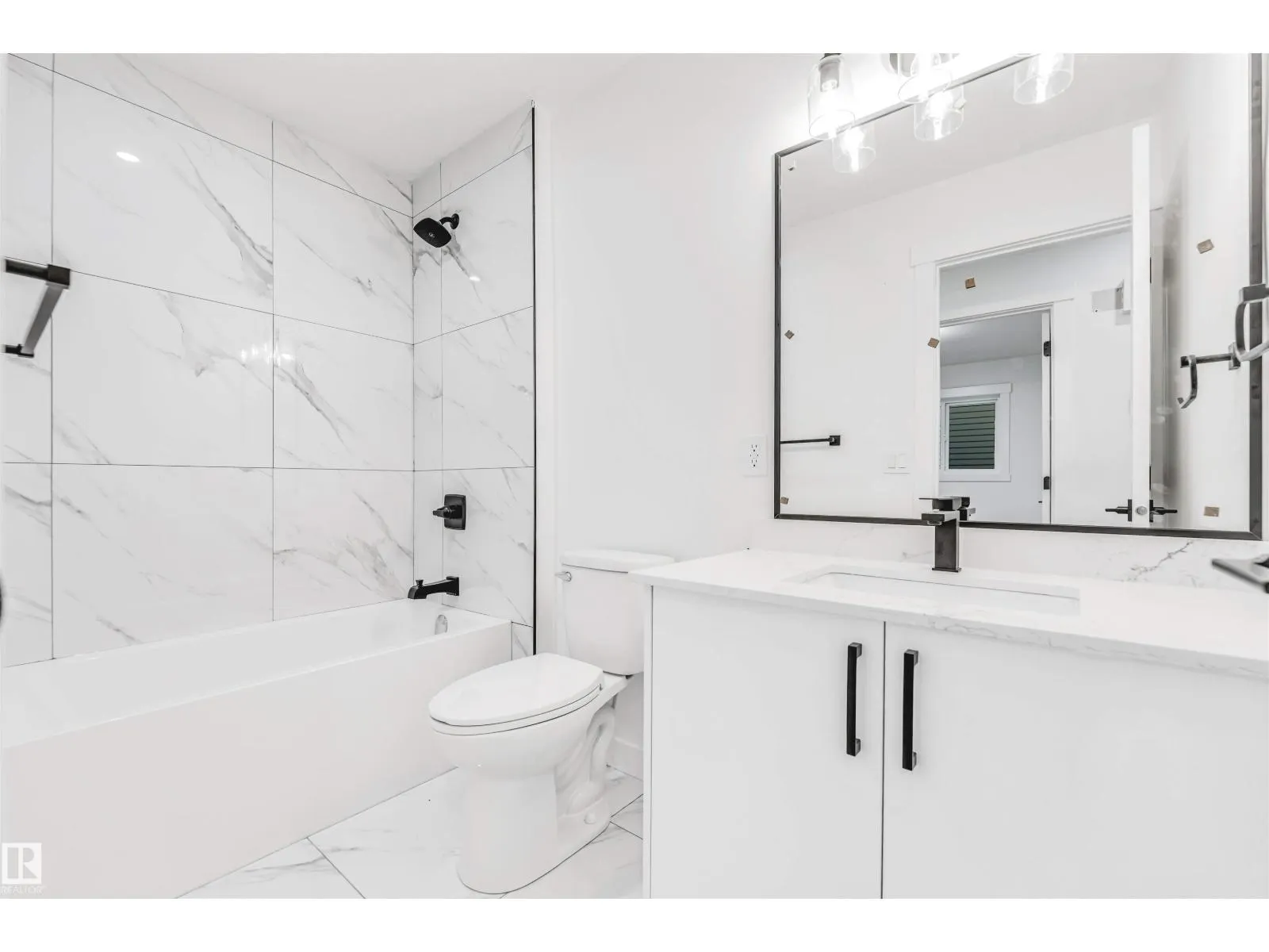 4805 44 Ave