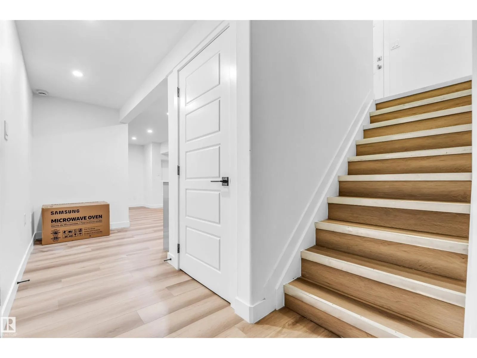 4805 44 Ave