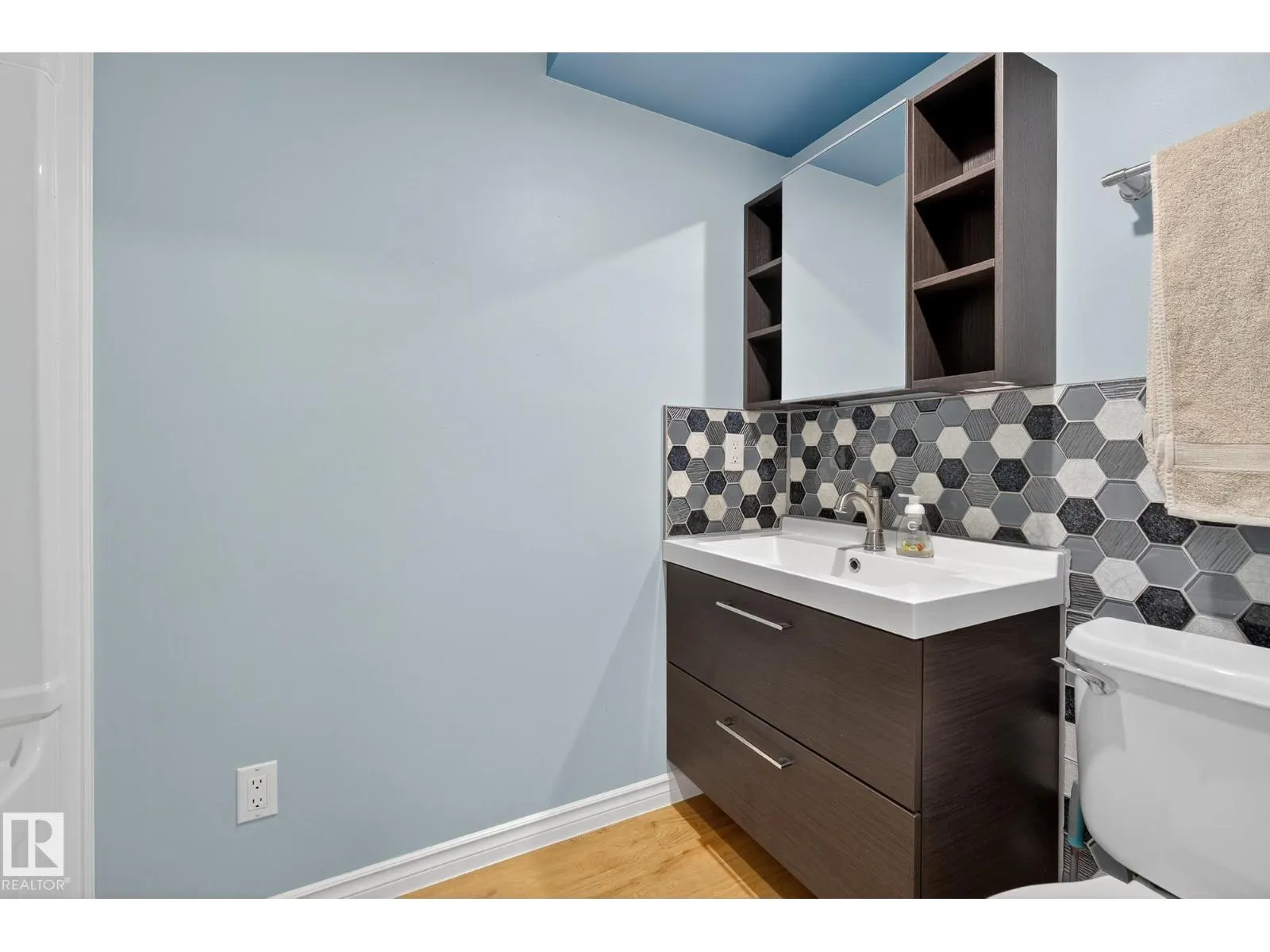 6136 40 AV NW