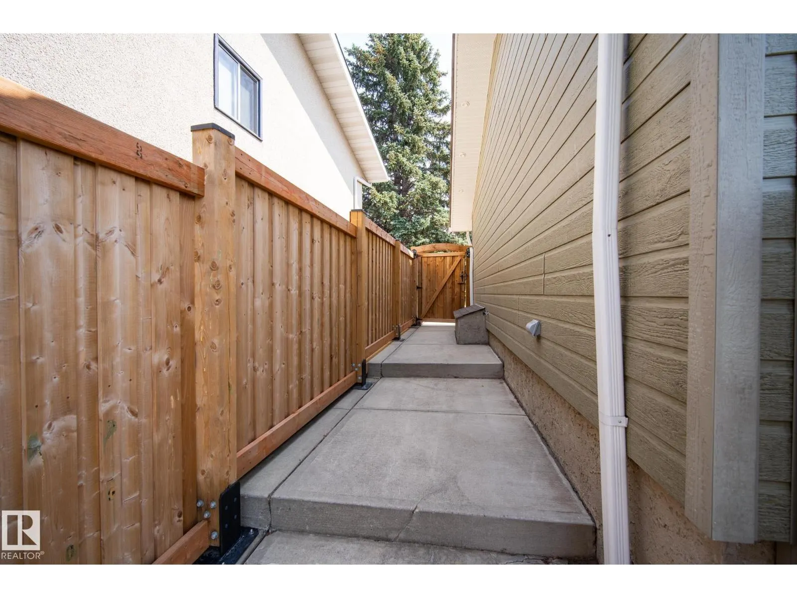 6136 40 AV NW