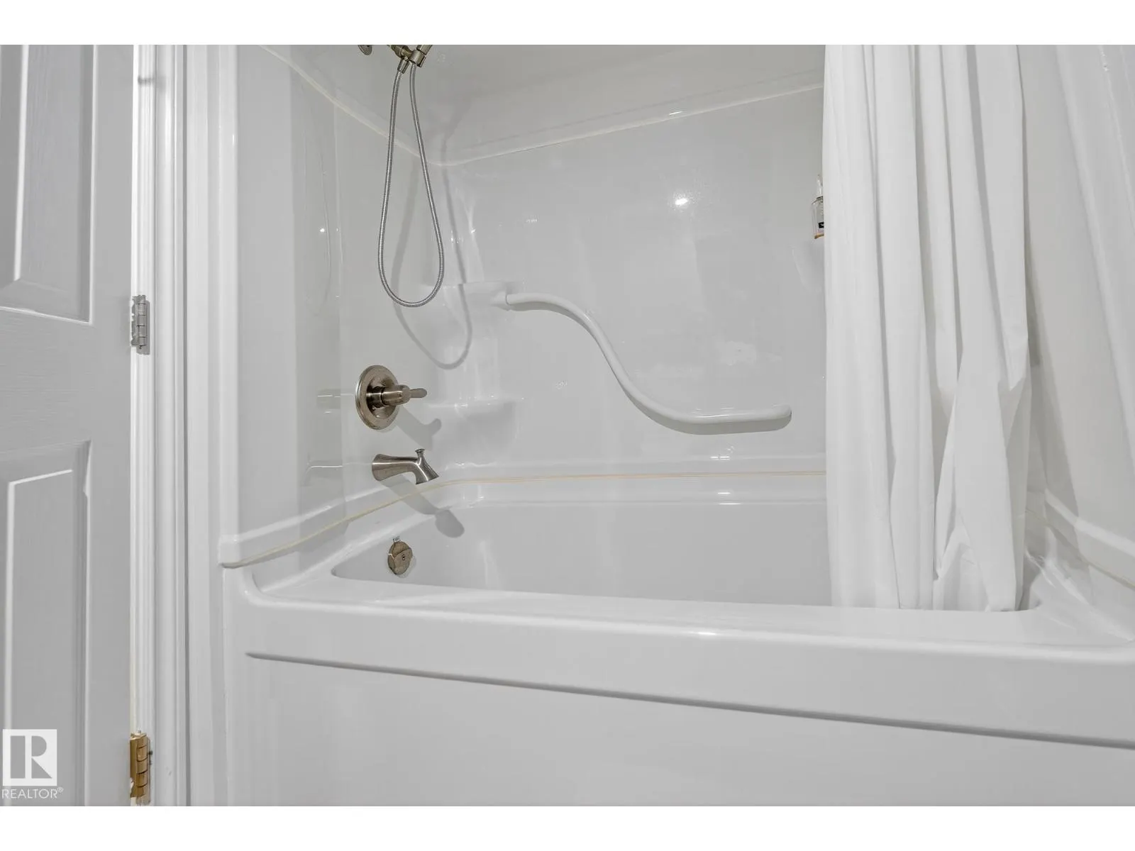 6136 40 AV NW