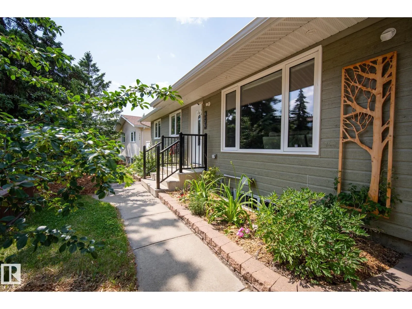 6136 40 AV NW