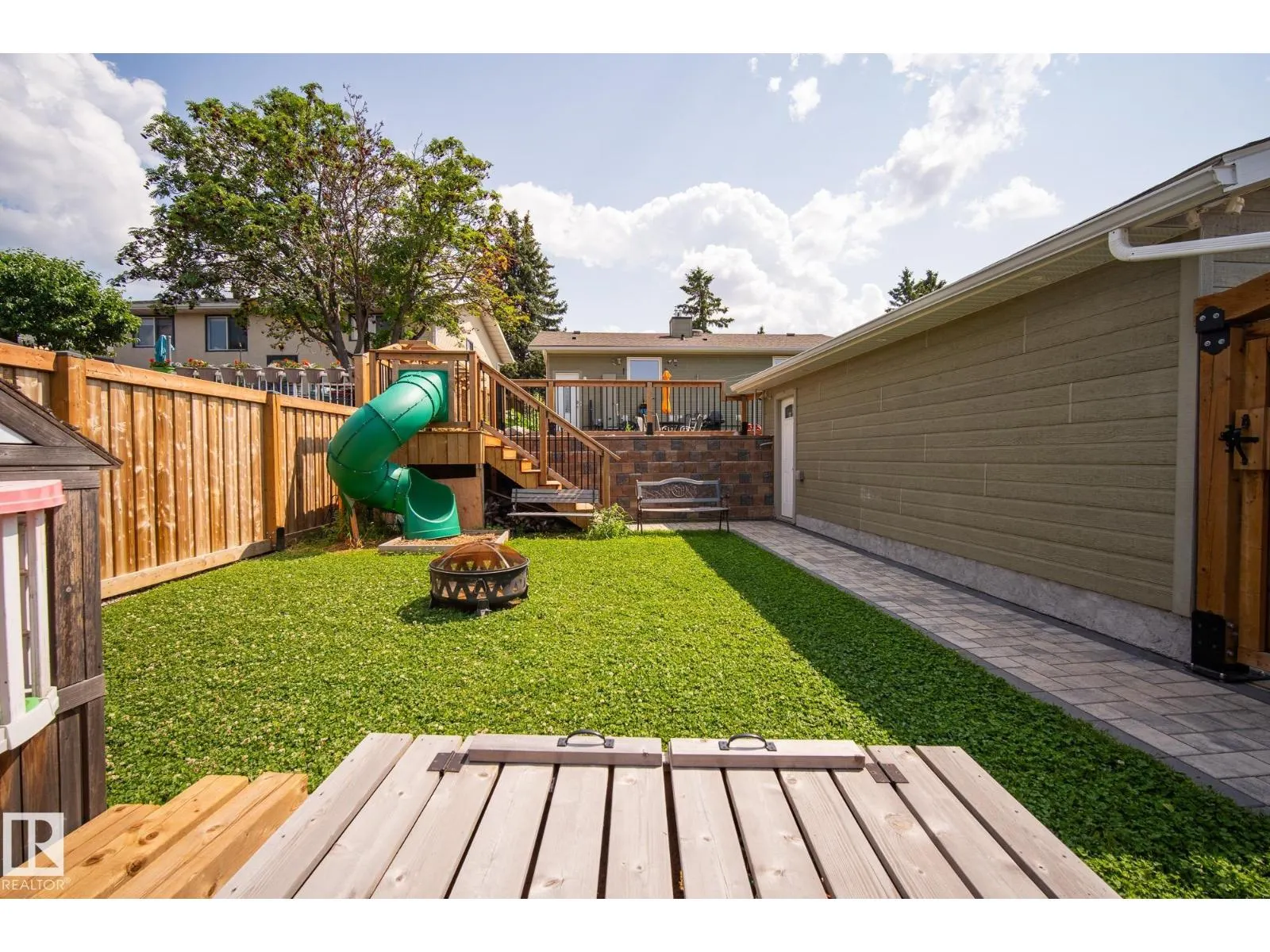 6136 40 AV NW