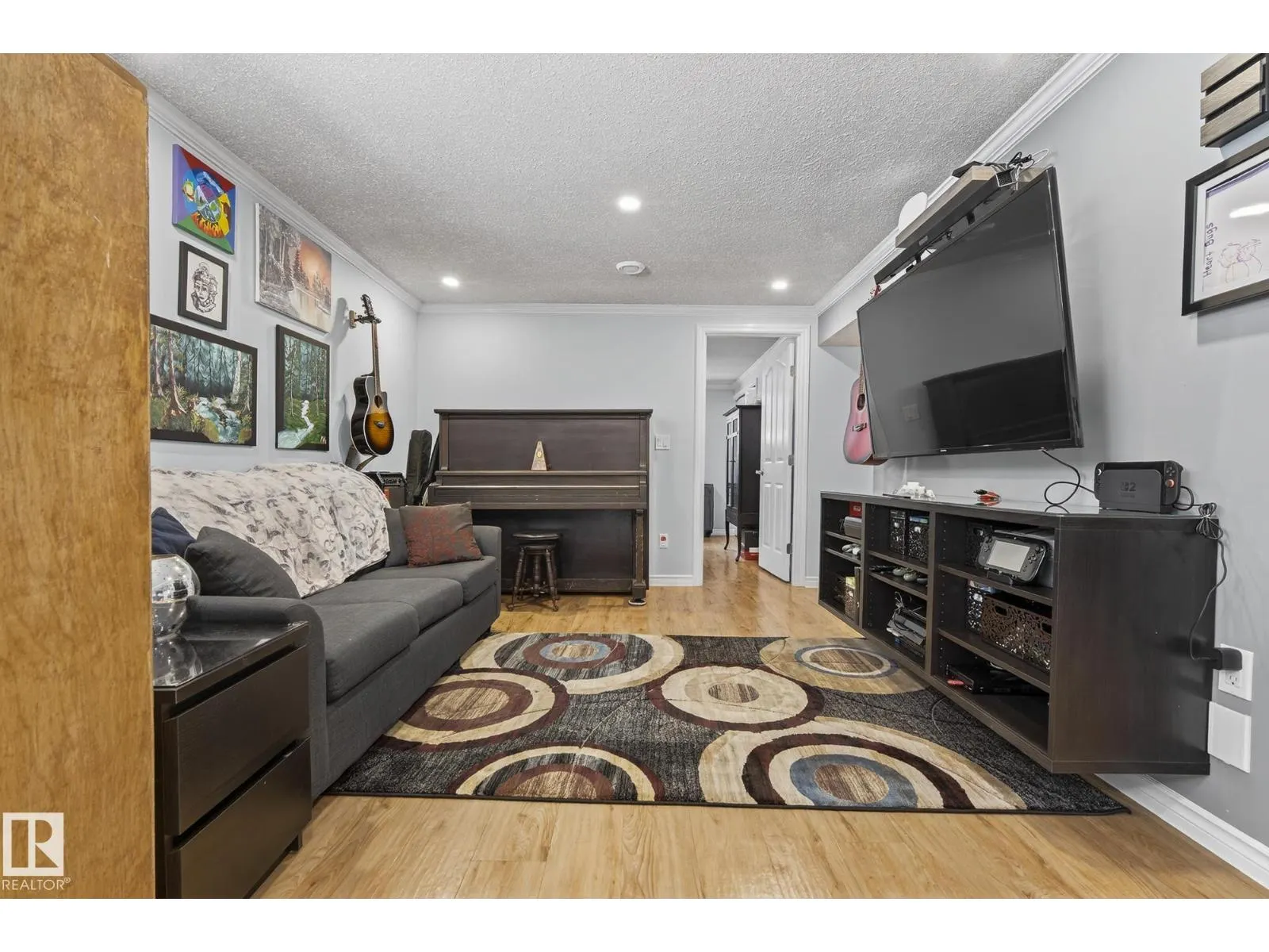 6136 40 AV NW