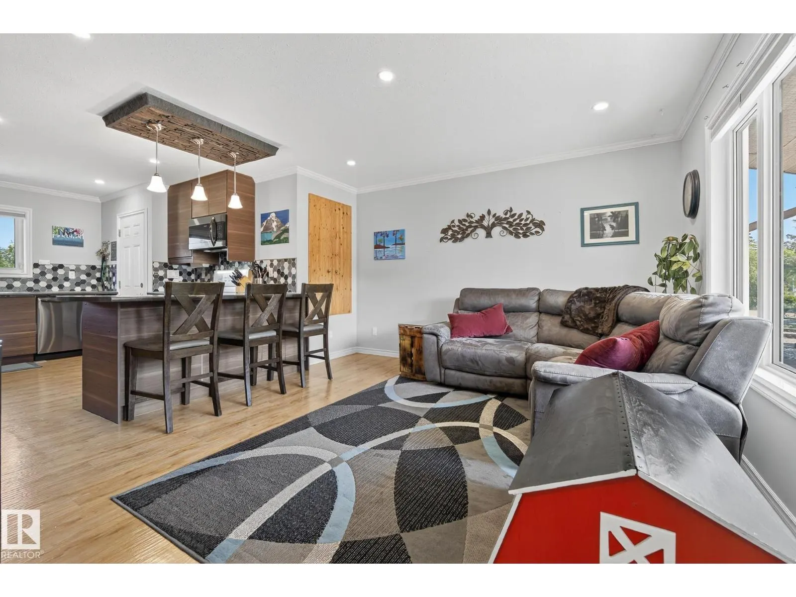 6136 40 AV NW