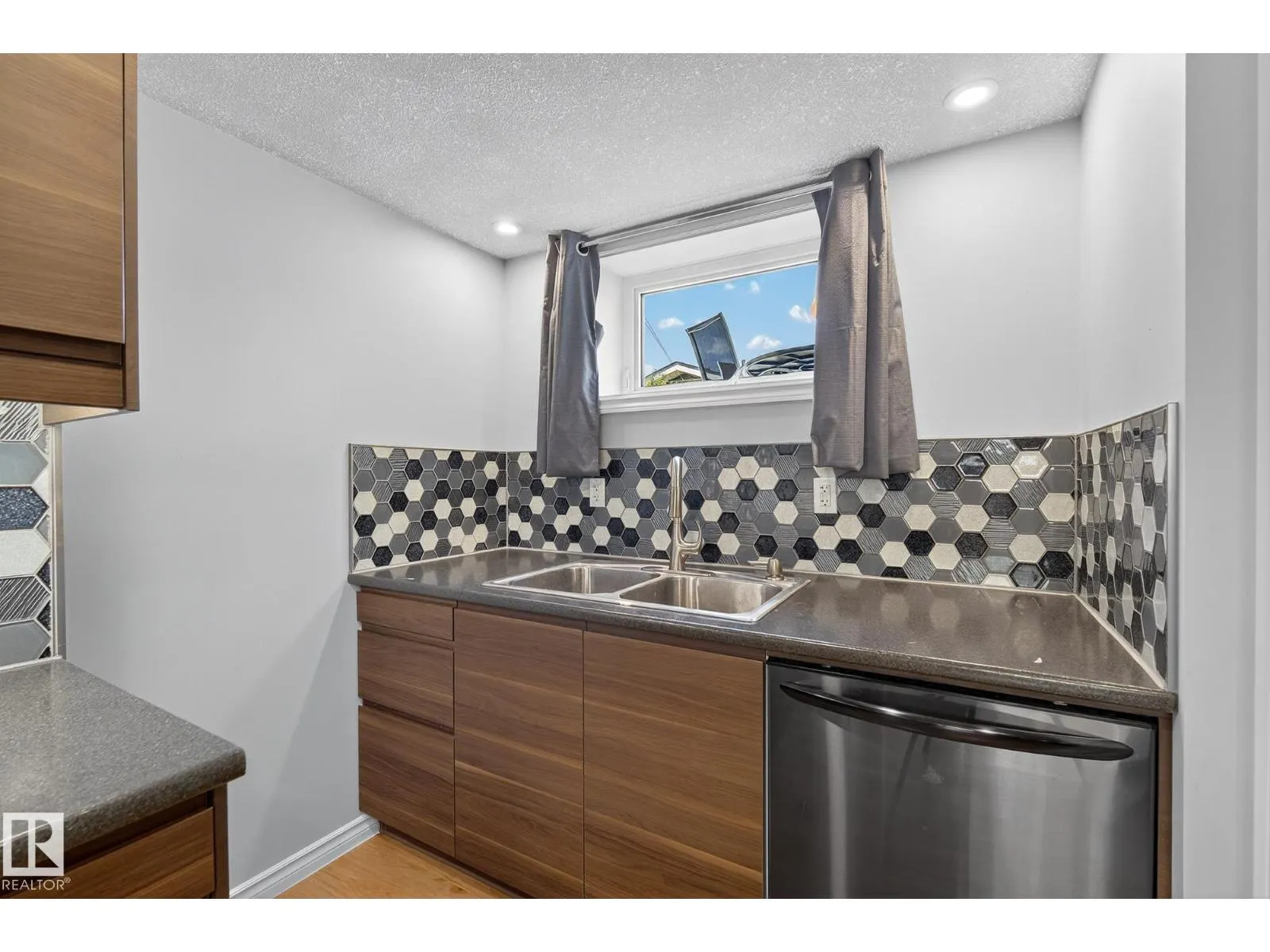 6136 40 AV NW