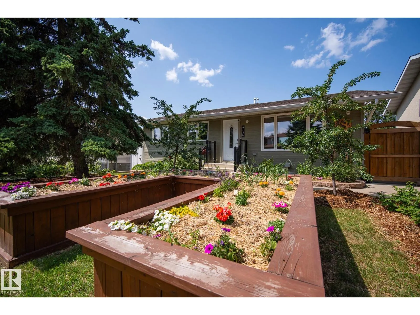 6136 40 AV NW