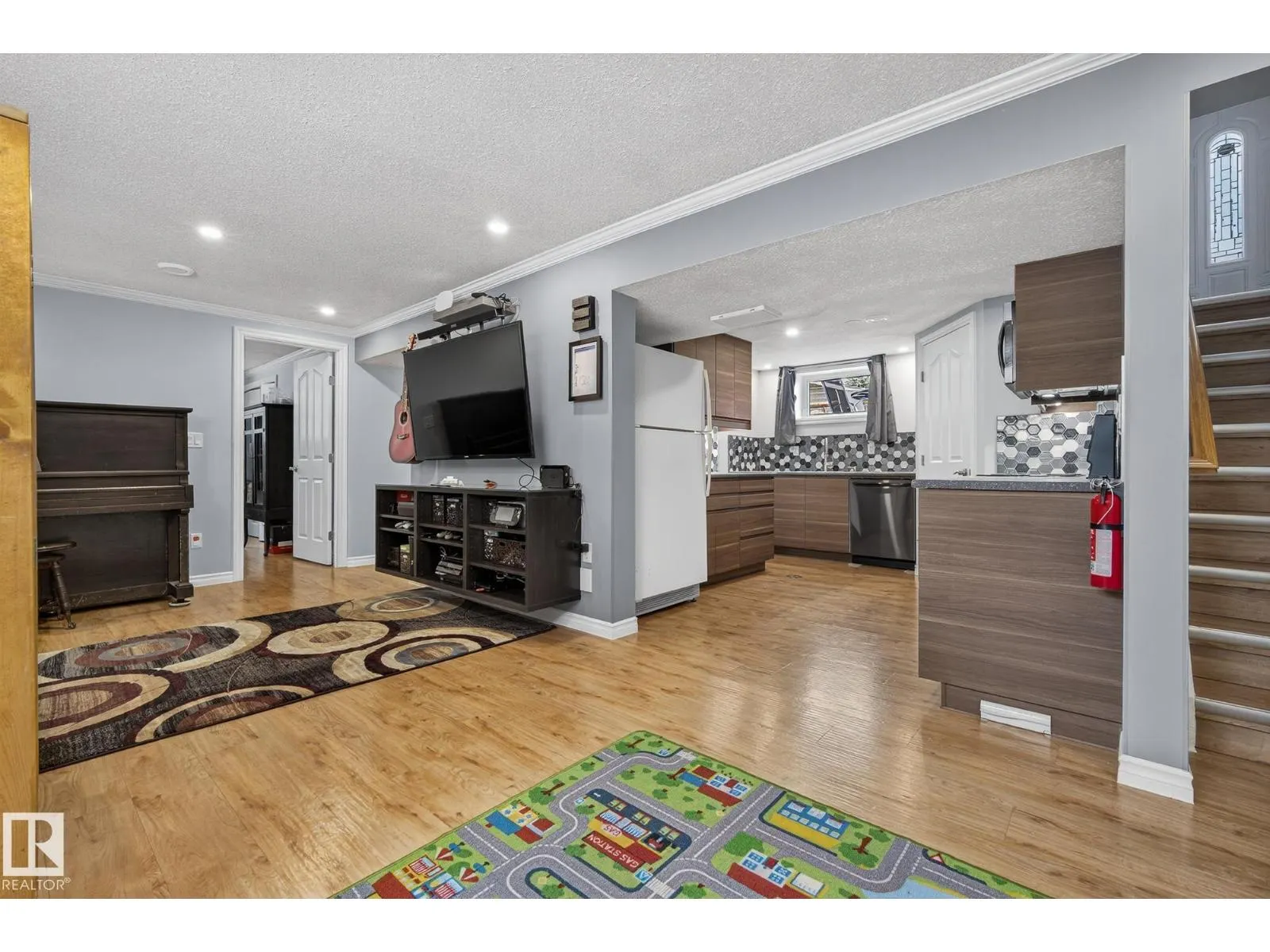 6136 40 AV NW
