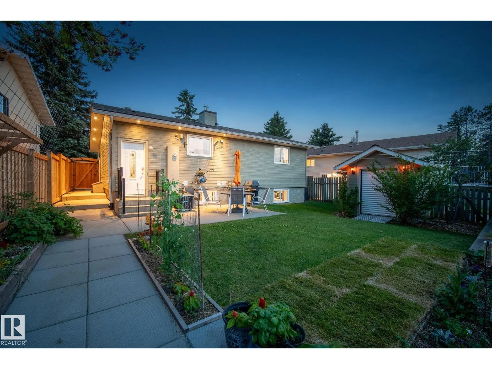 6136 40 AV NW