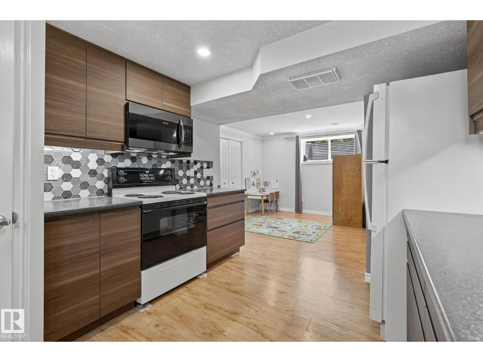 6136 40 AV NW