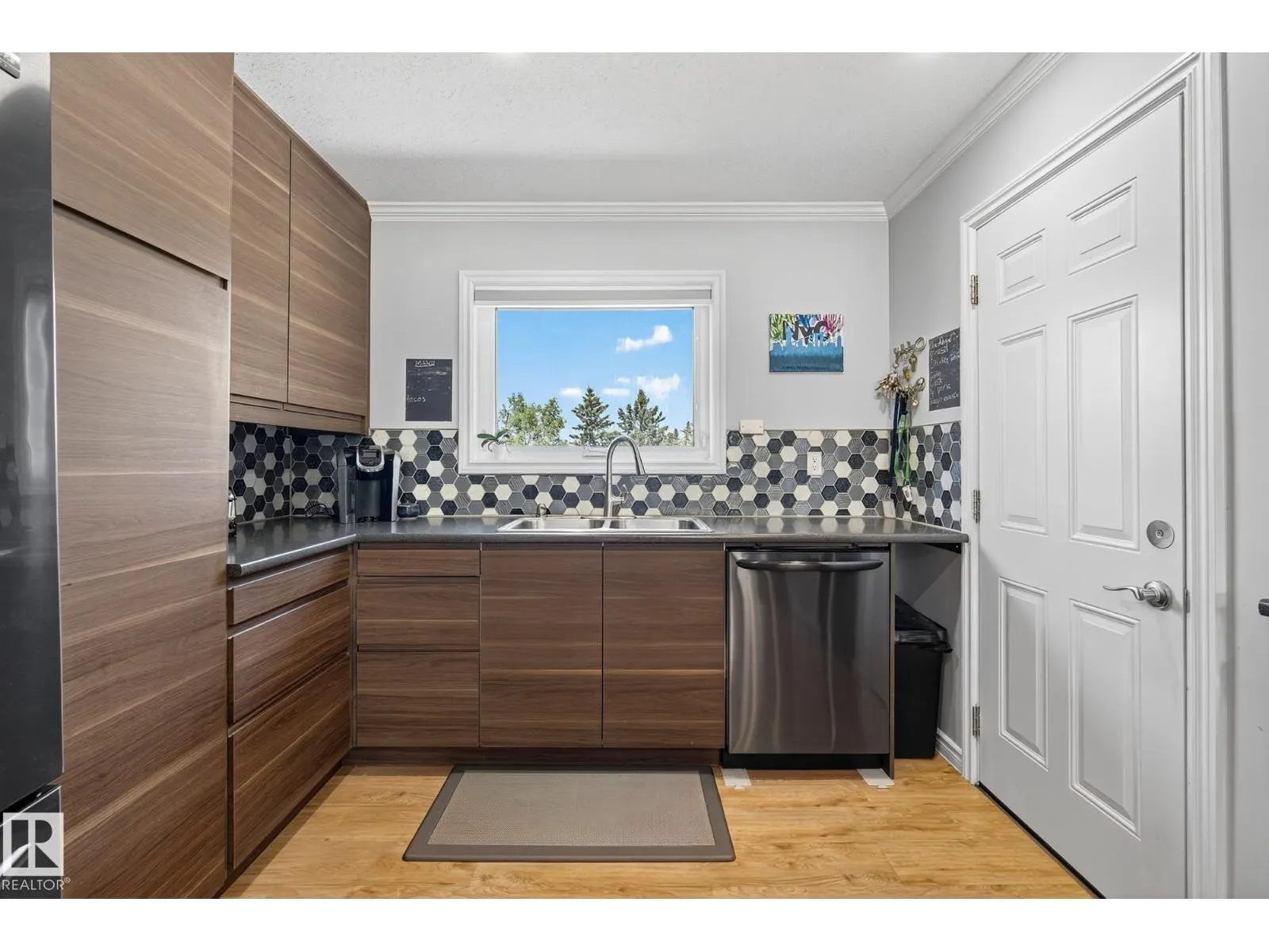 6136 40 AV NW