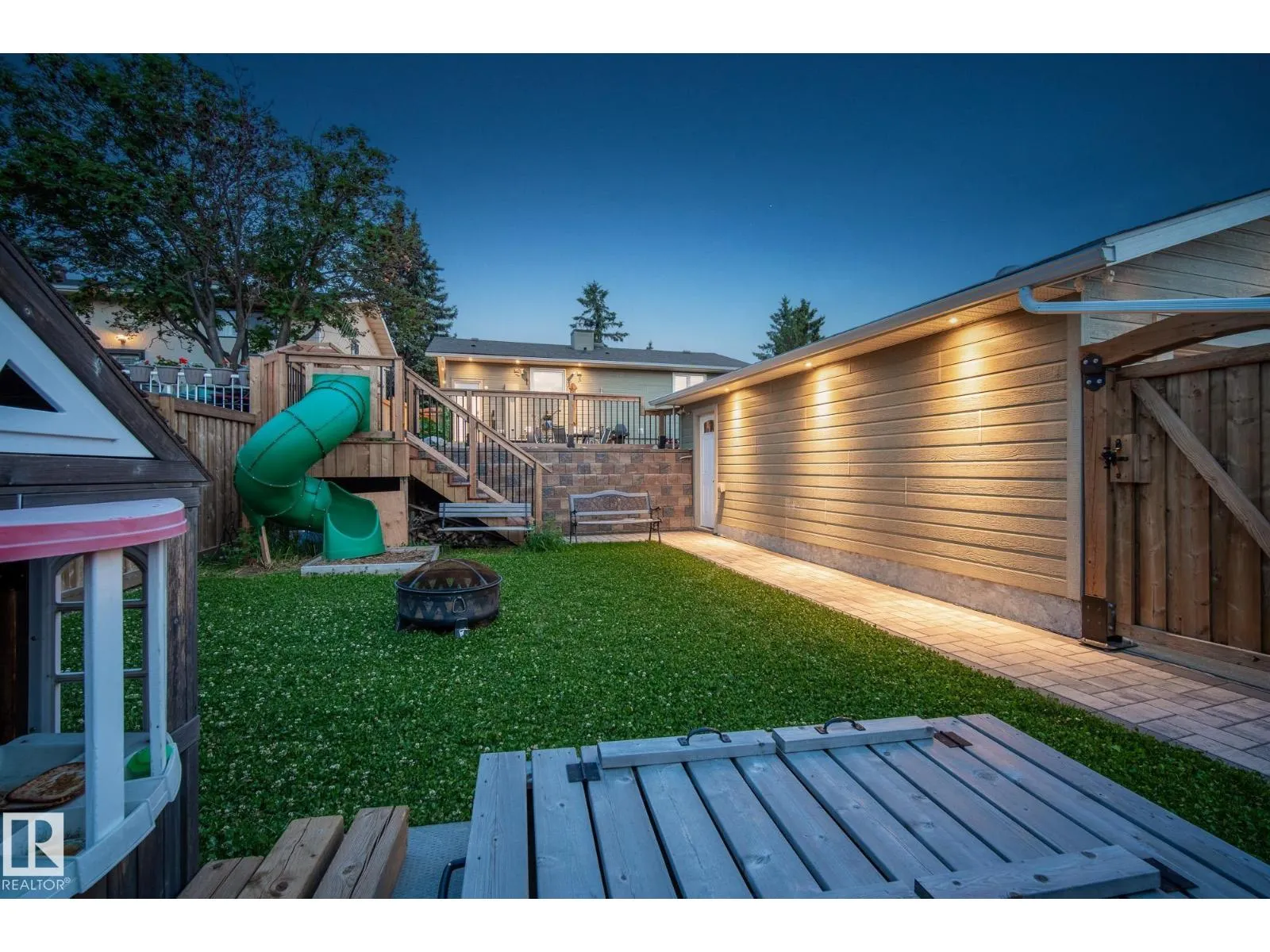 6136 40 AV NW