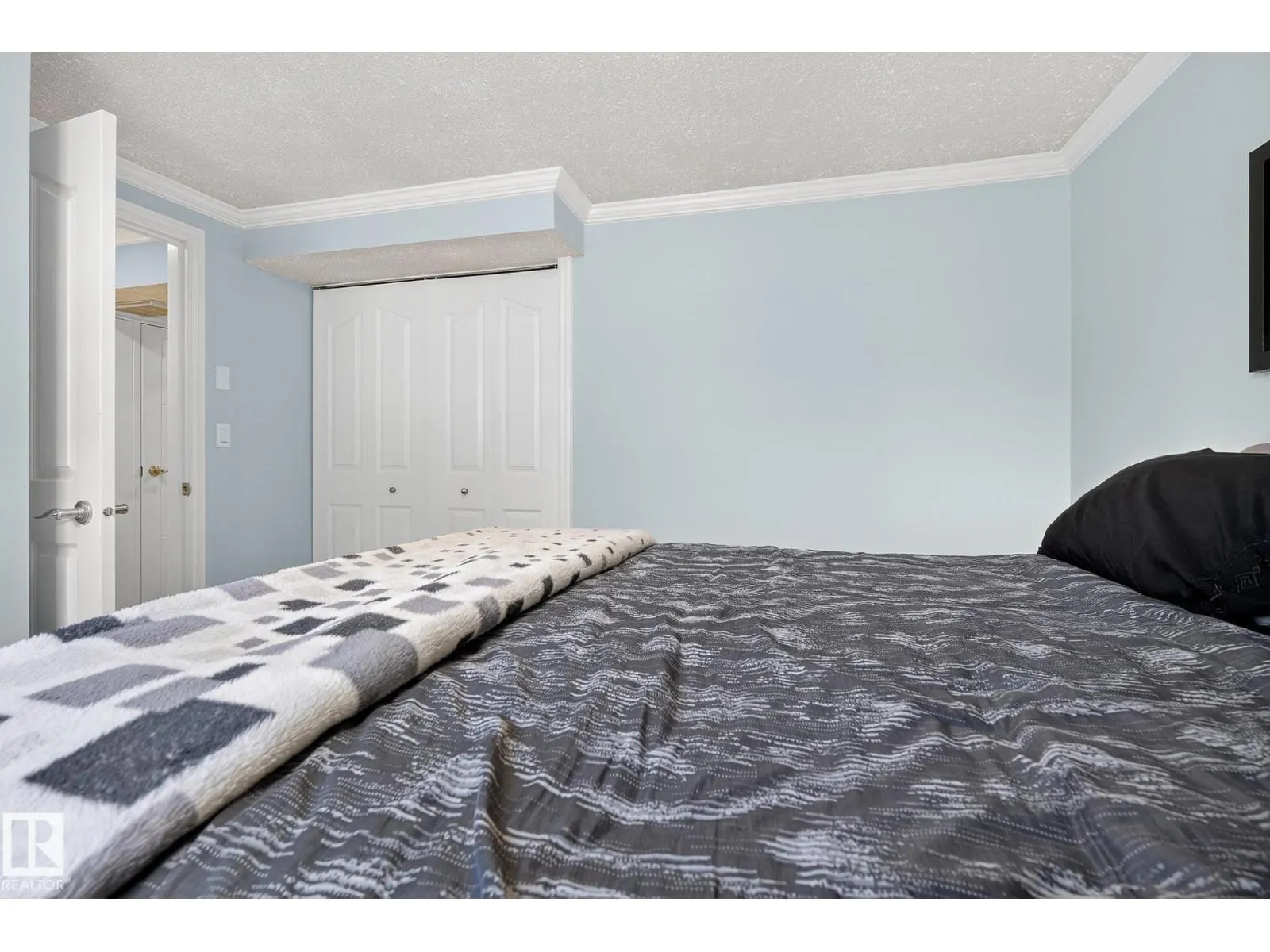 6136 40 AV NW