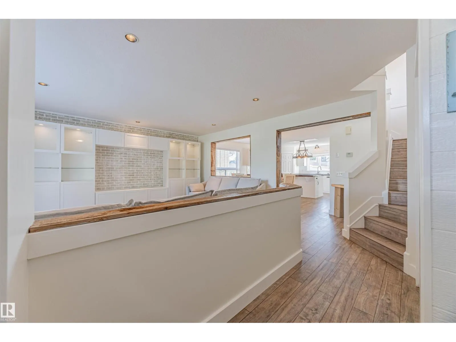 9327 103 AV NW