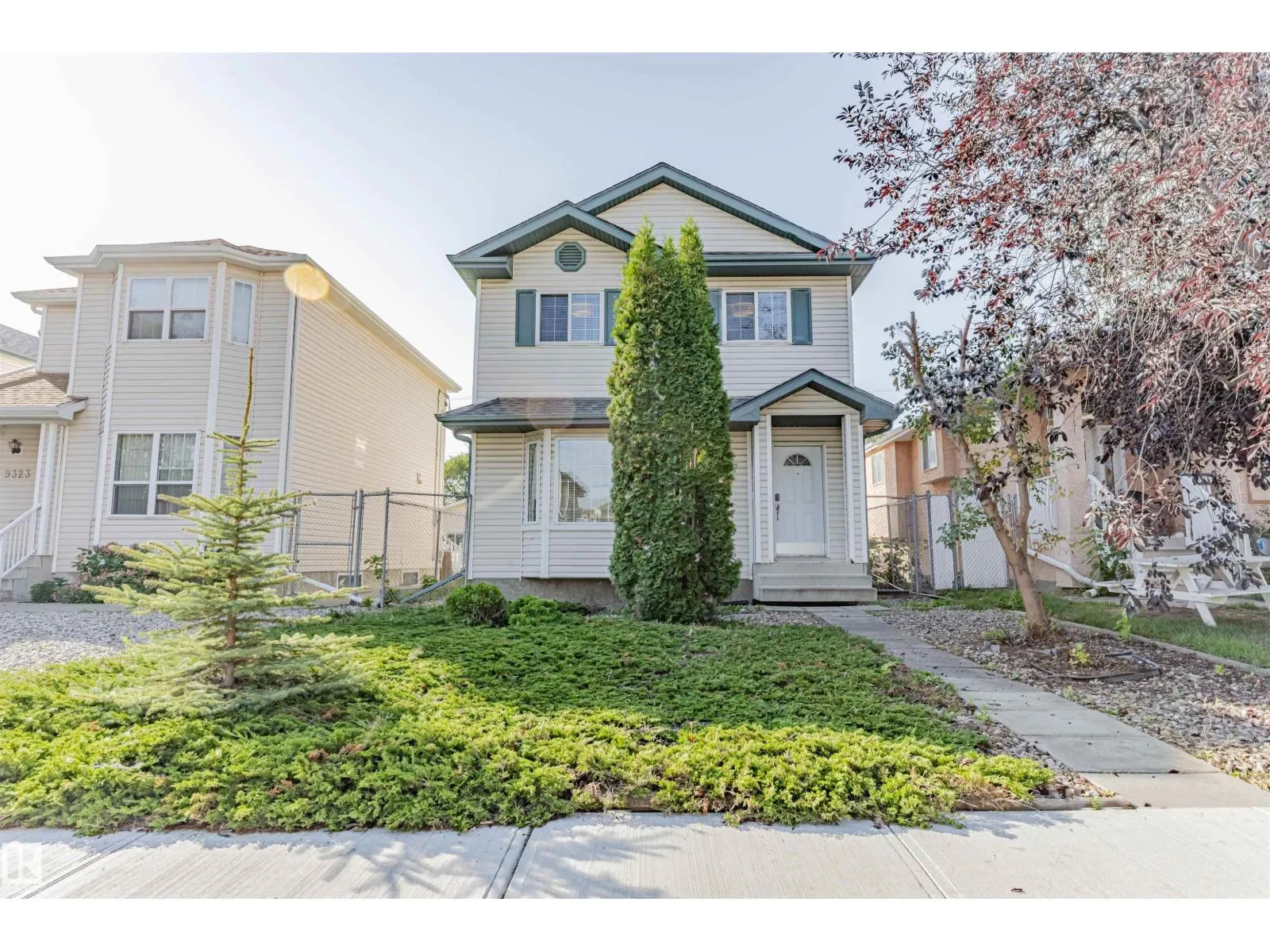 9327 103 AV NW