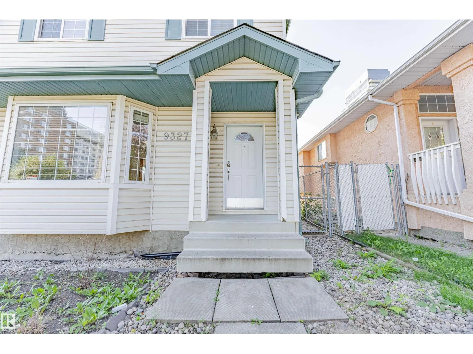 9327 103 AV NW