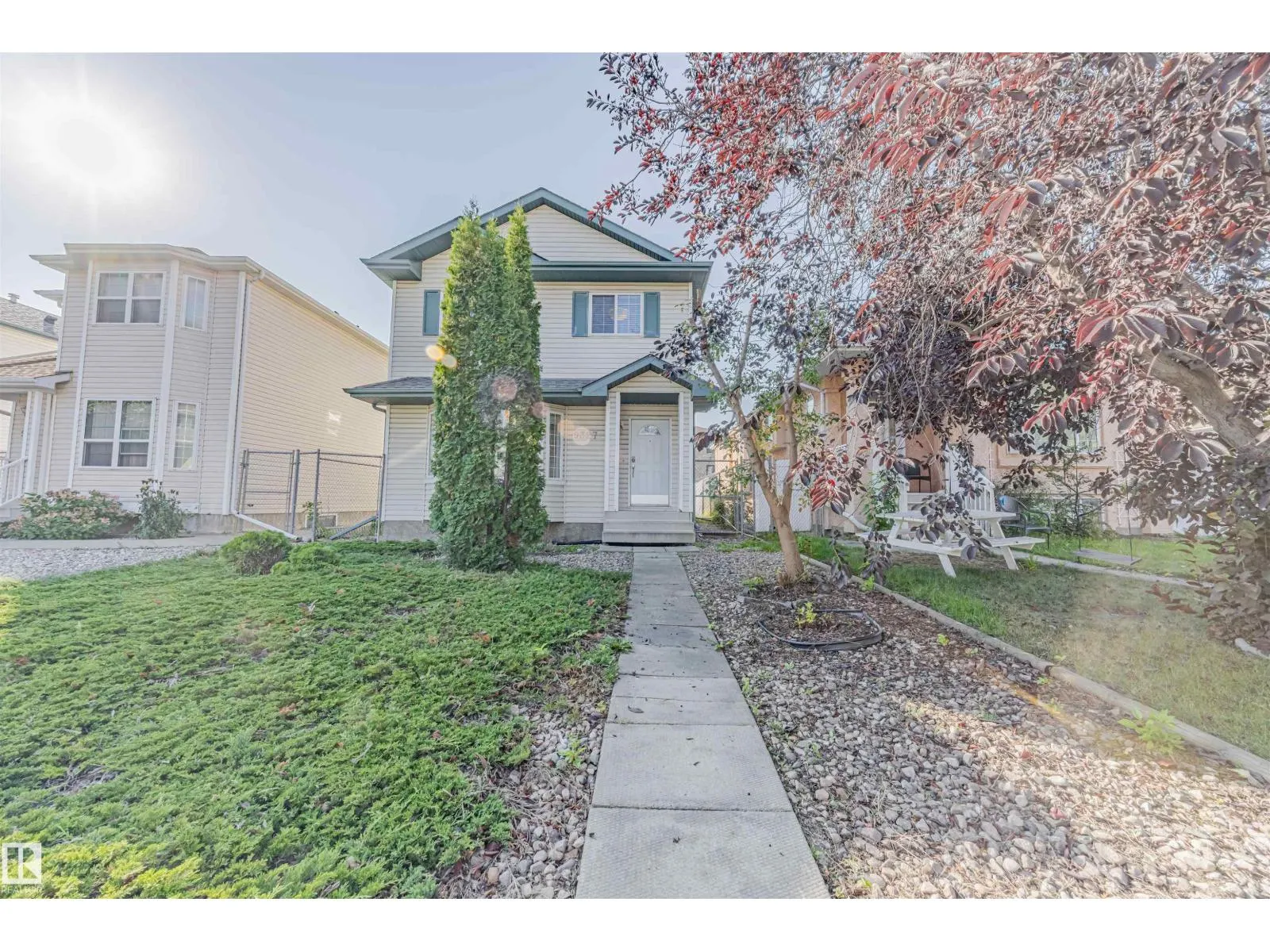 9327 103 AV NW