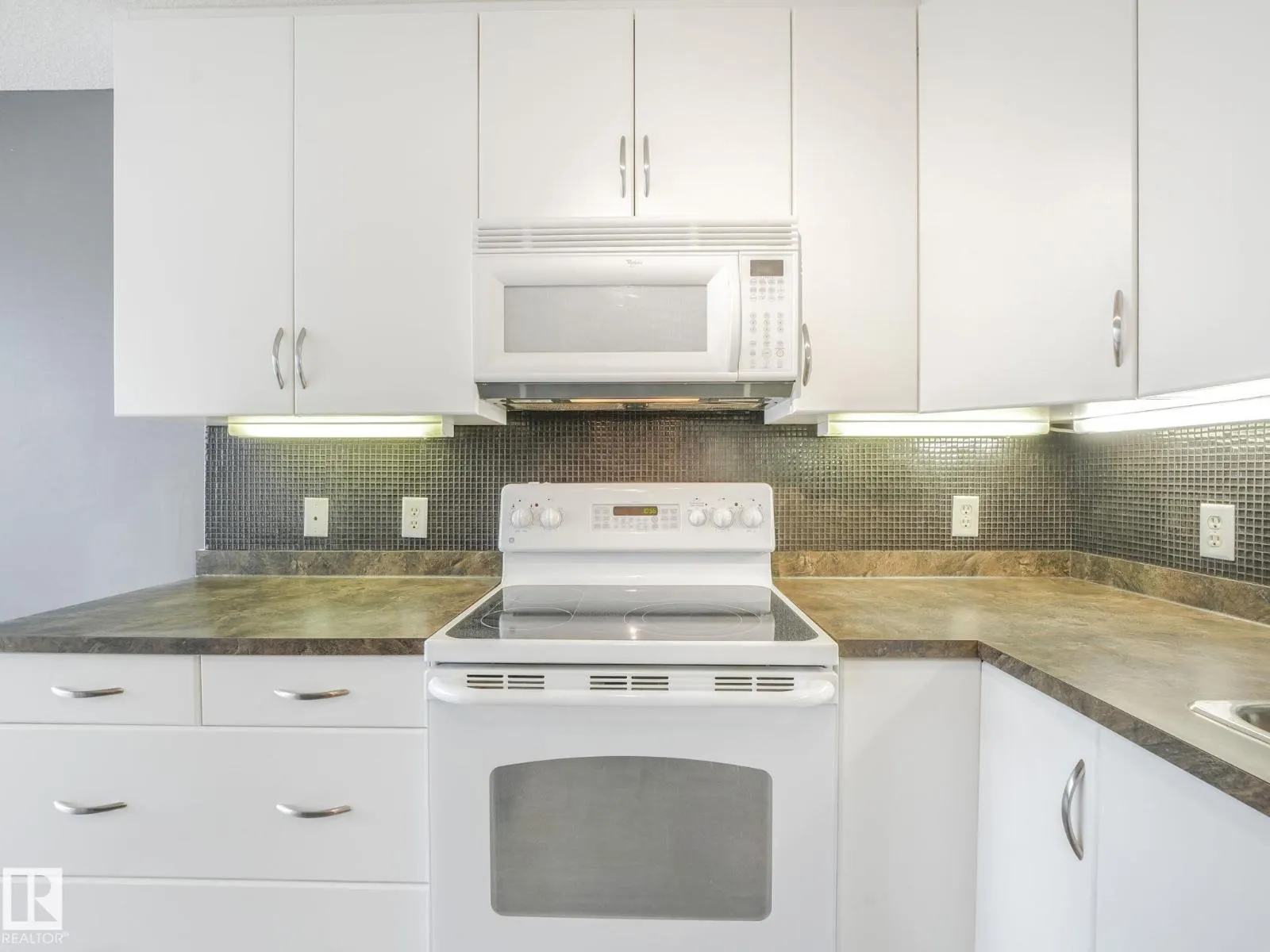 #332 16035 132 ST NW