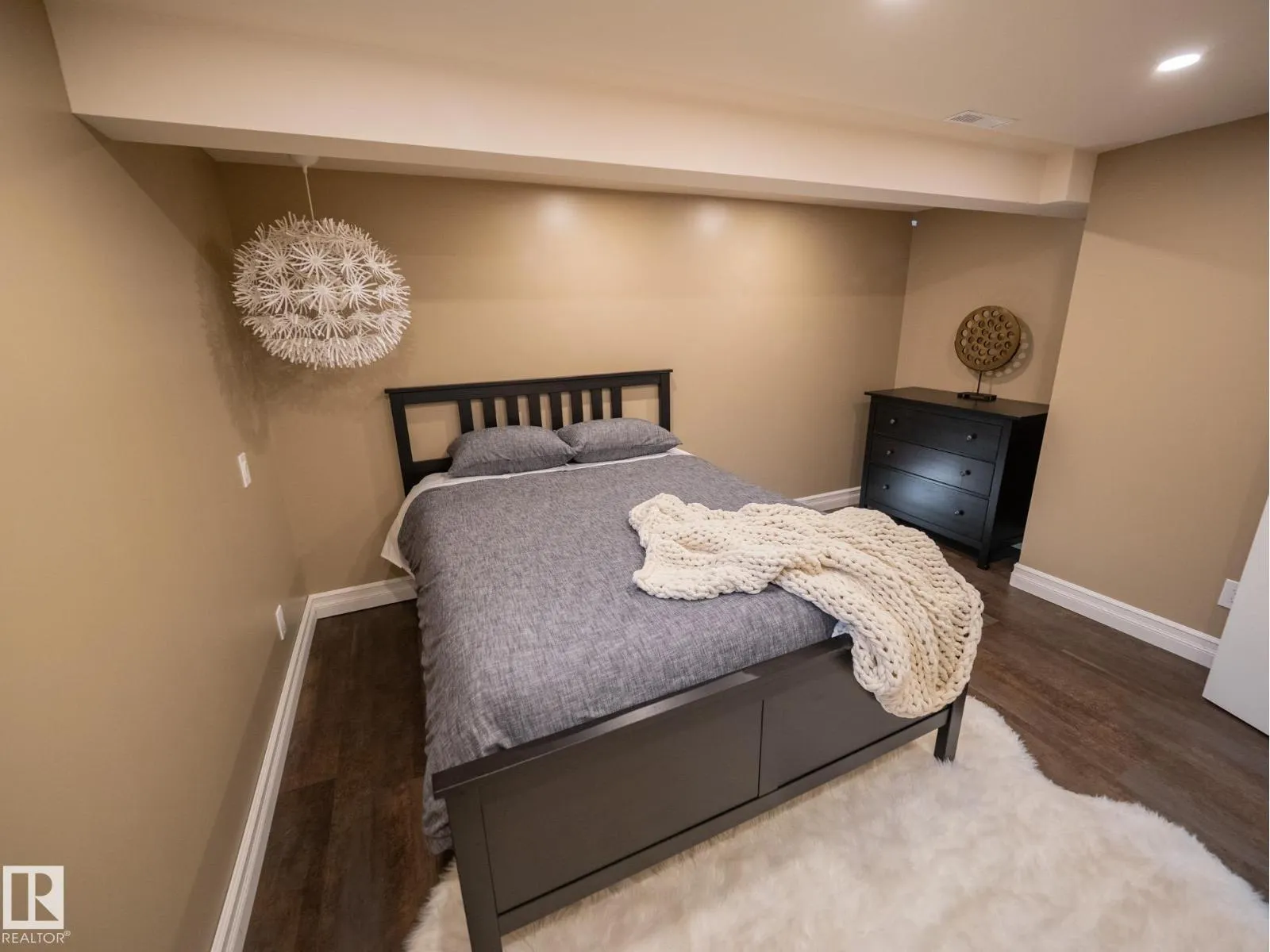 9268 77 ST NW