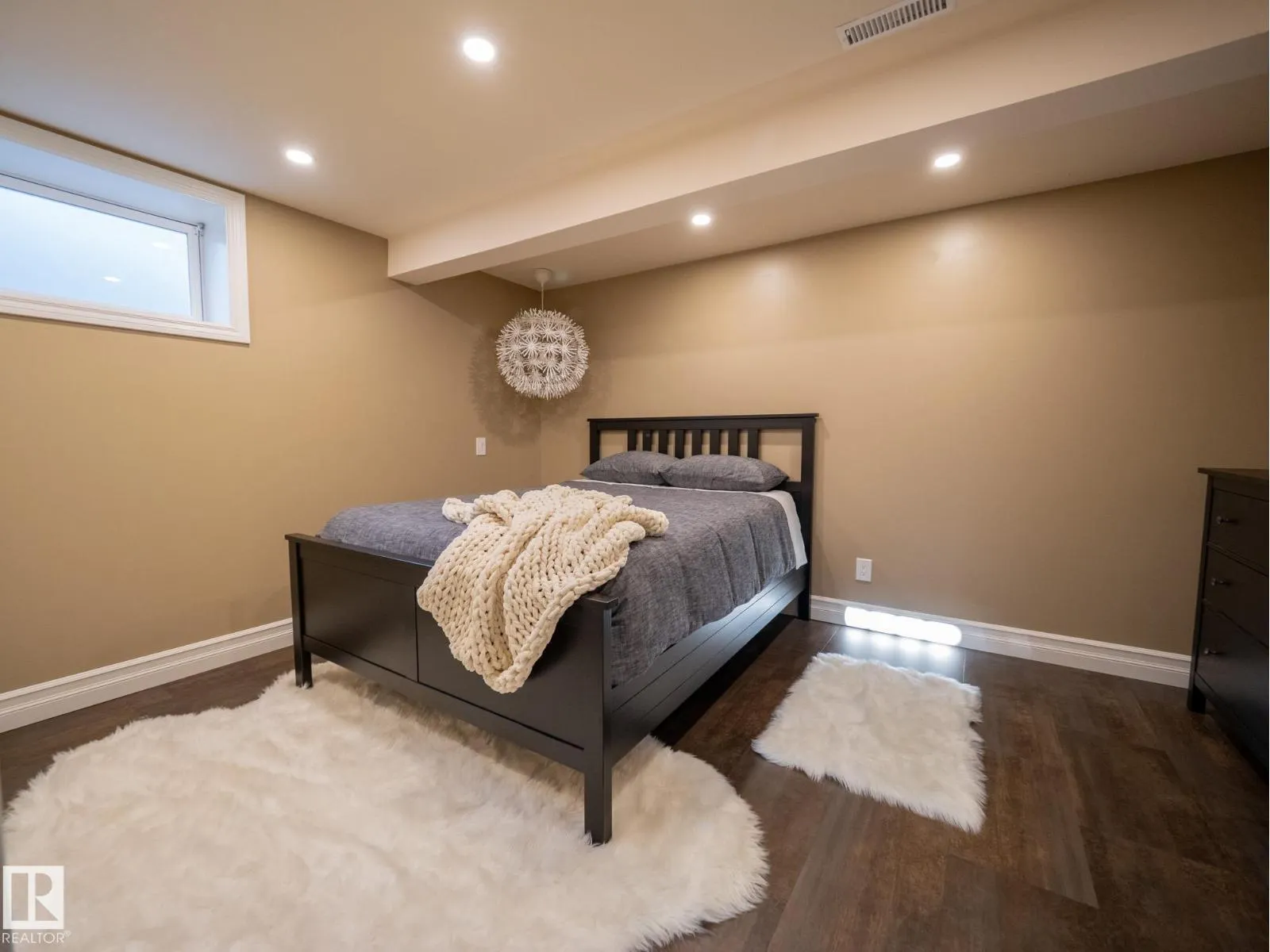 9268 77 ST NW
