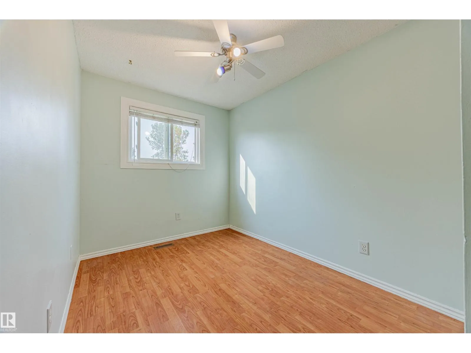 2551 135 AV NW
