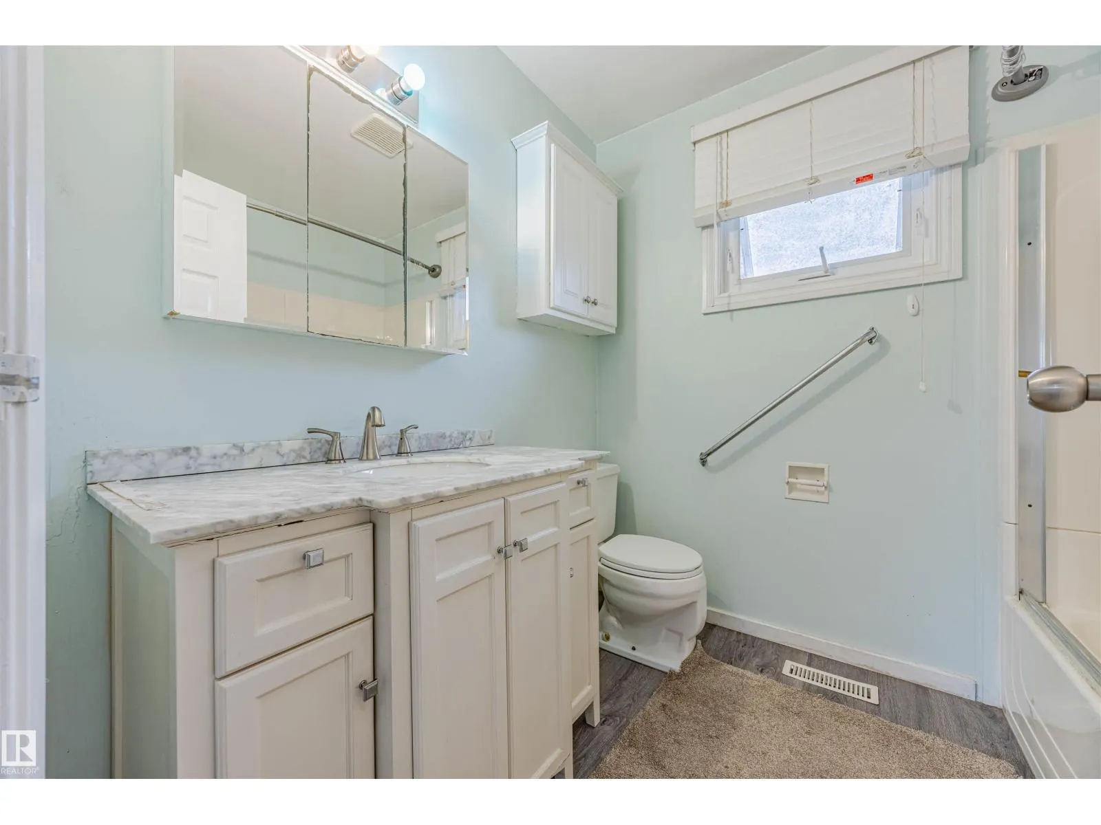 2551 135 AV NW